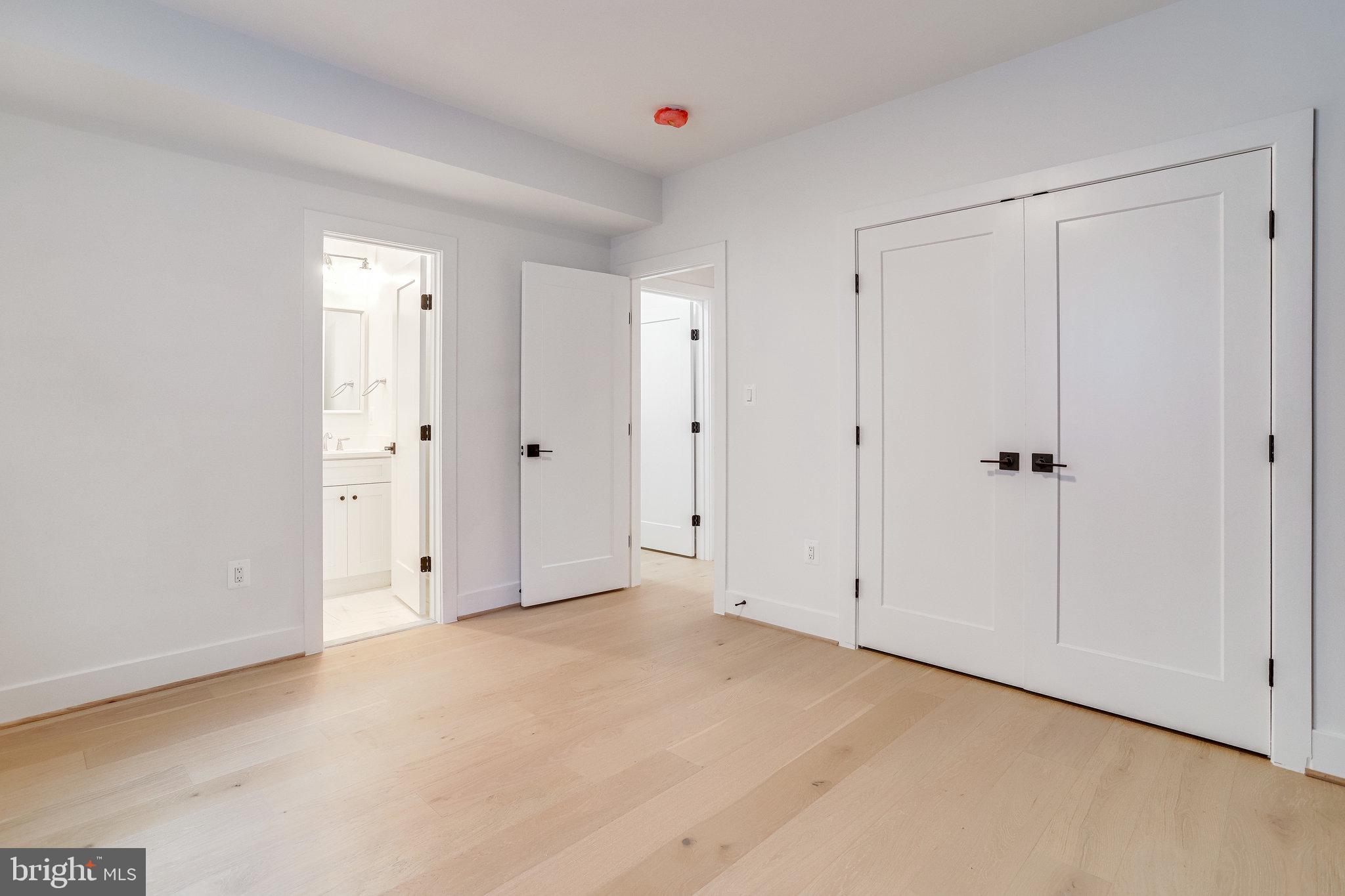 COUNTRY CLUB MANOR - Residential