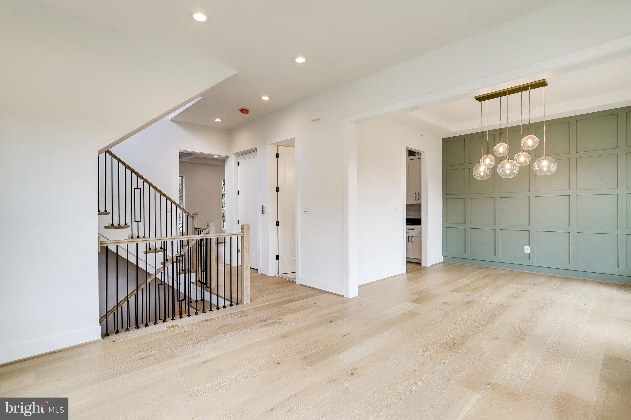 COUNTRY CLUB MANOR - Residential