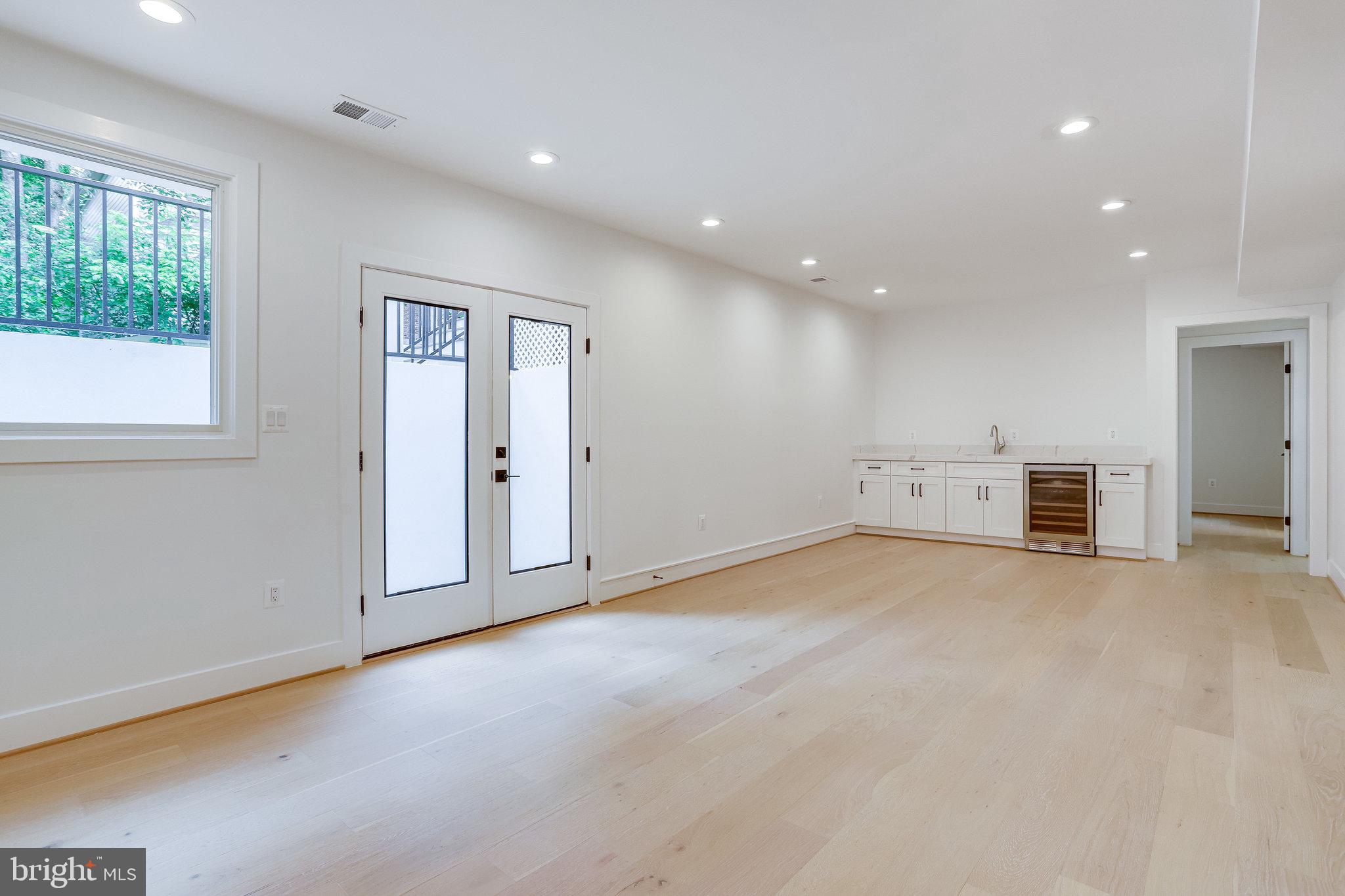 COUNTRY CLUB MANOR - Residential