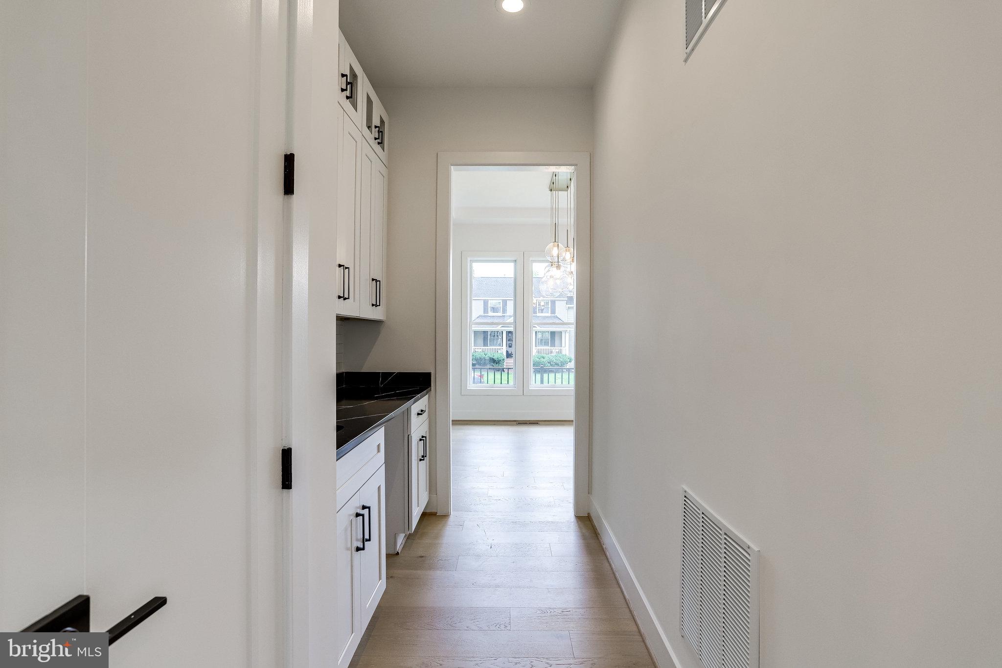 COUNTRY CLUB MANOR - Residential