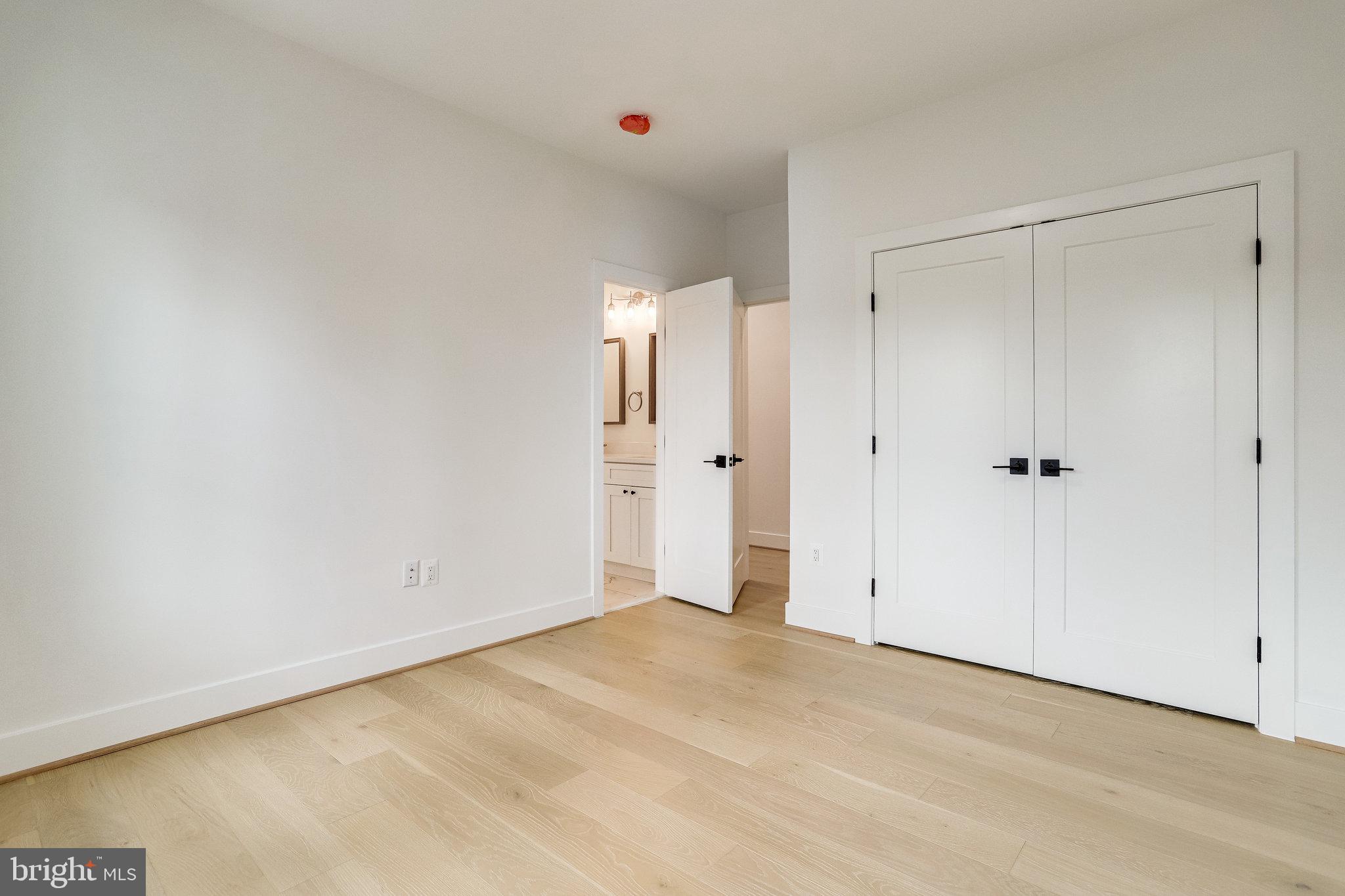 COUNTRY CLUB MANOR - Residential