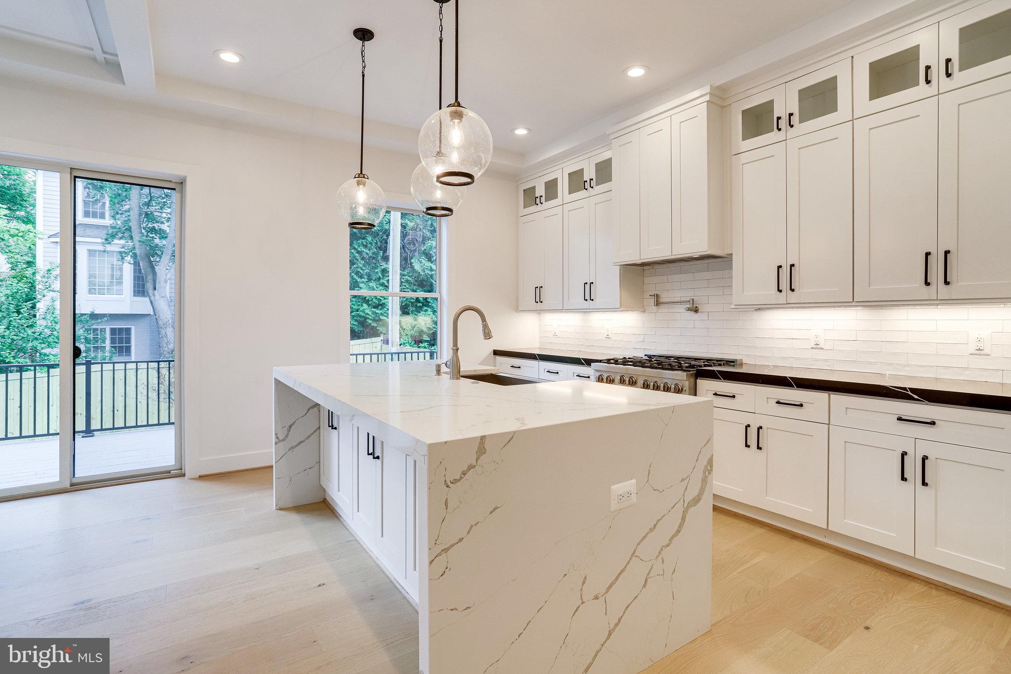 COUNTRY CLUB MANOR - Residential