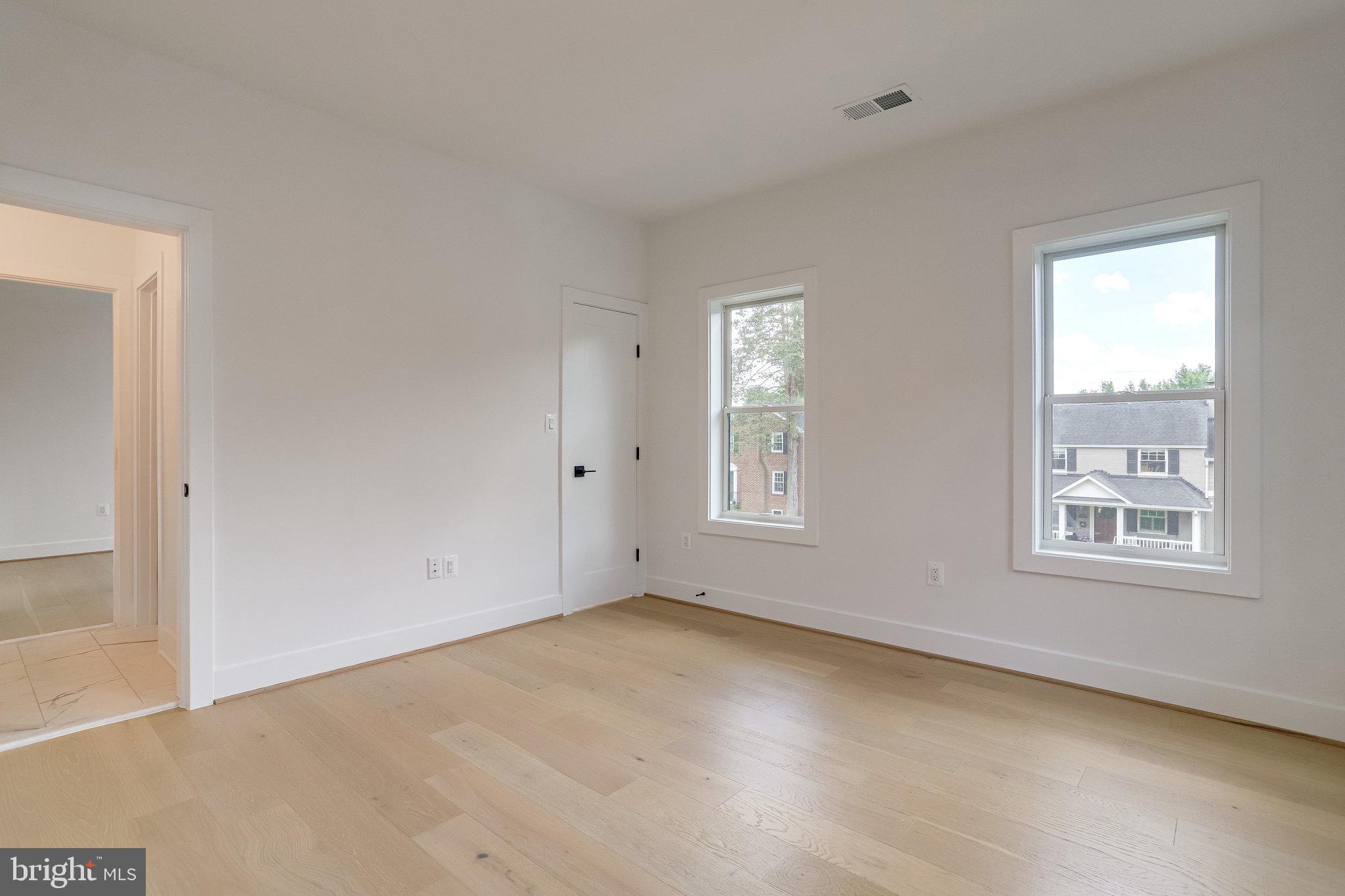 COUNTRY CLUB MANOR - Residential