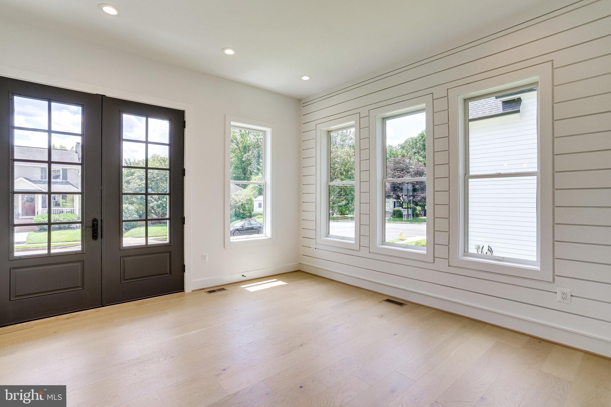 COUNTRY CLUB MANOR - Residential