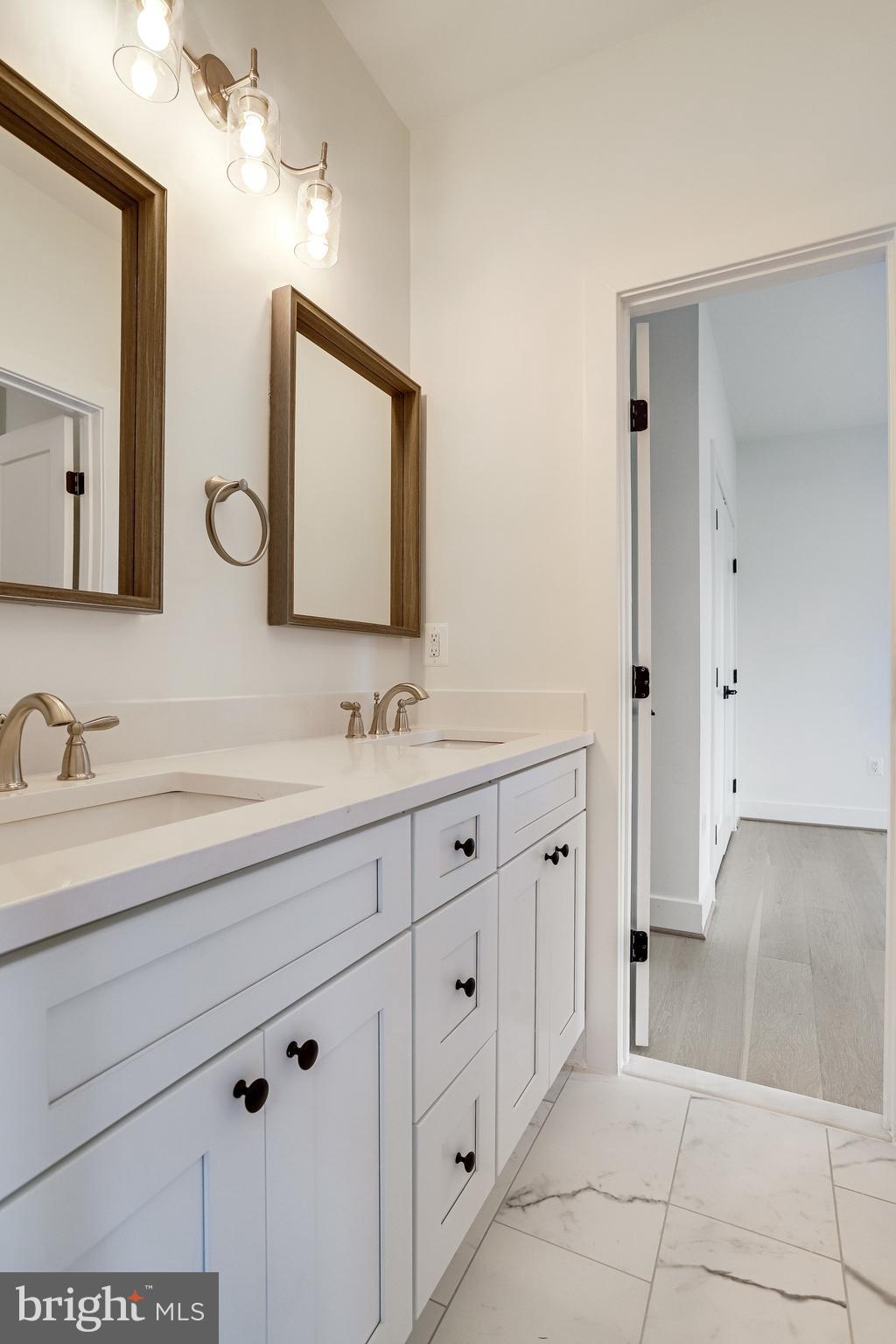 COUNTRY CLUB MANOR - Residential