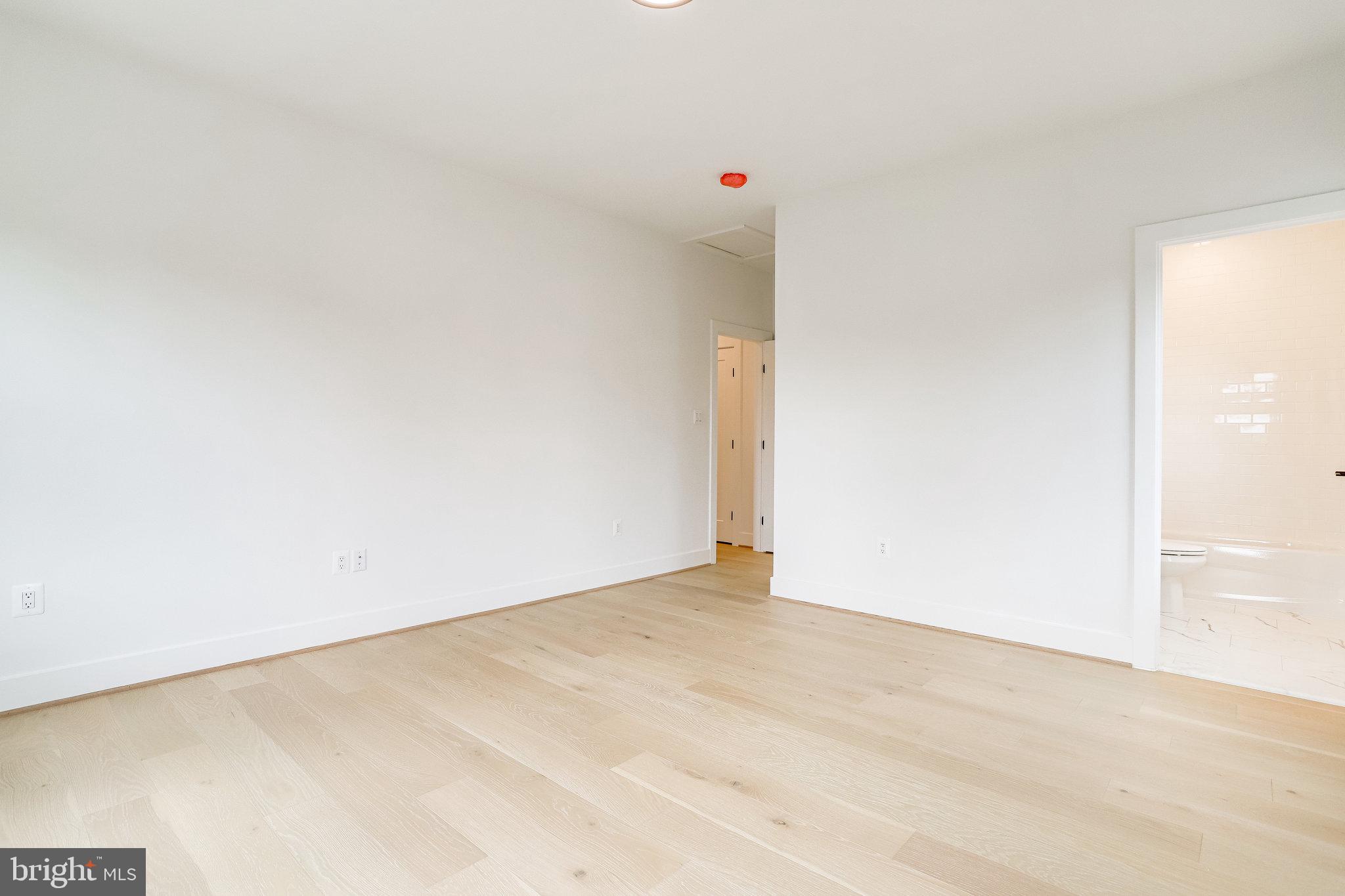 COUNTRY CLUB MANOR - Residential