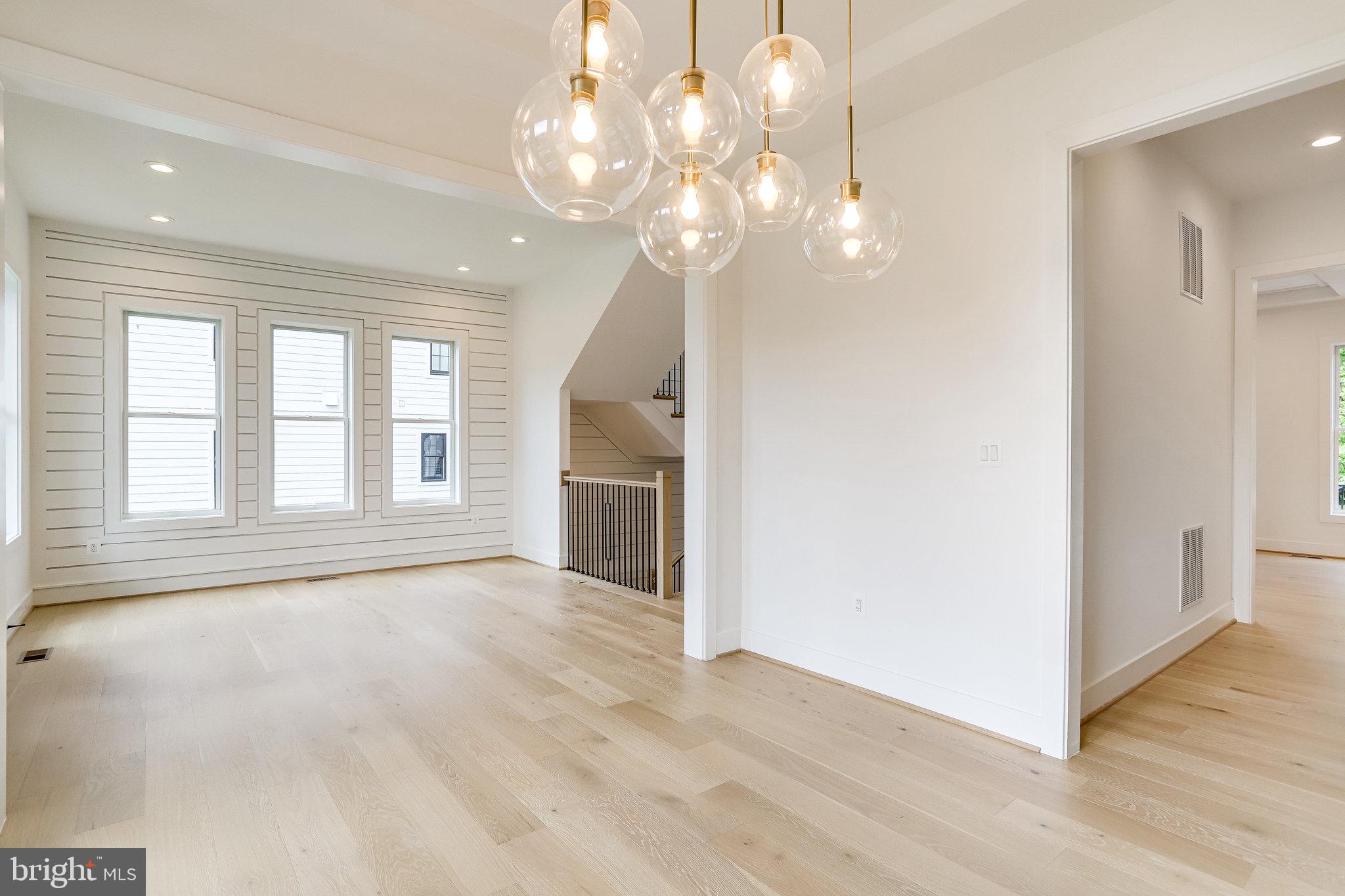 COUNTRY CLUB MANOR - Residential