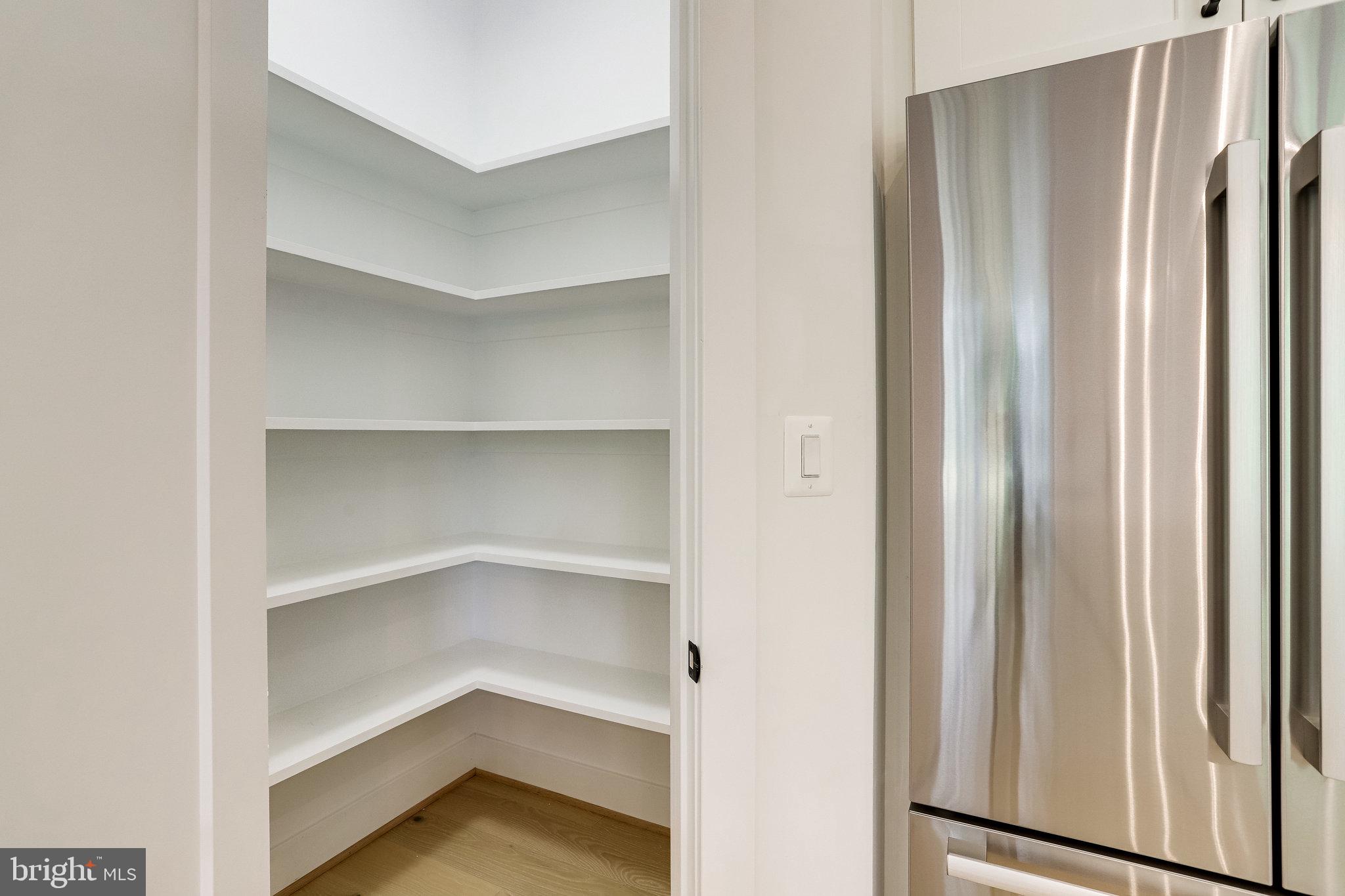 COUNTRY CLUB MANOR - Residential