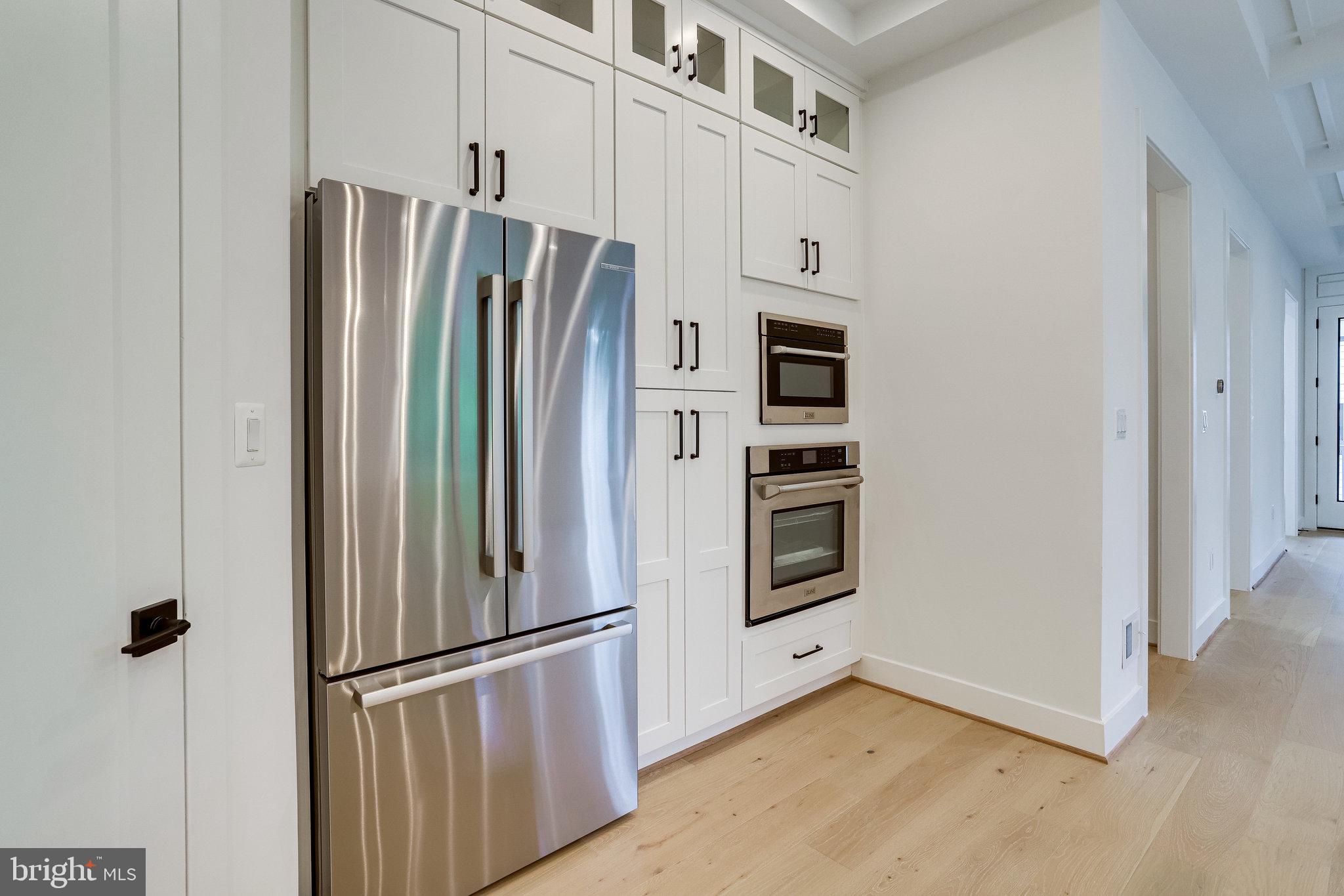 COUNTRY CLUB MANOR - Residential