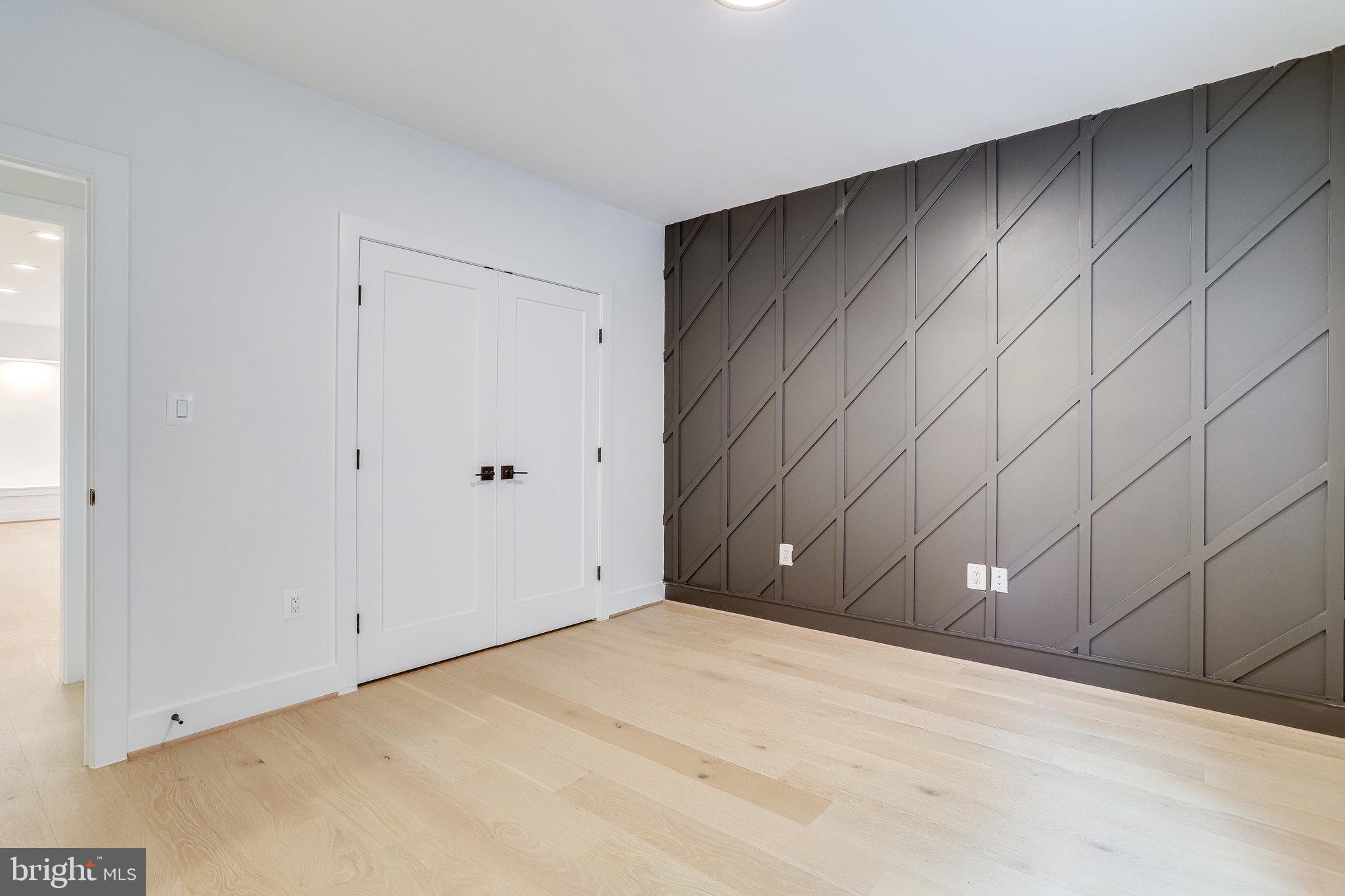 COUNTRY CLUB MANOR - Residential