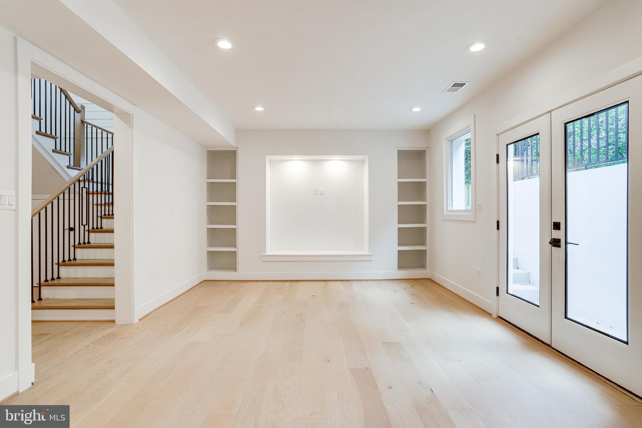 COUNTRY CLUB MANOR - Residential