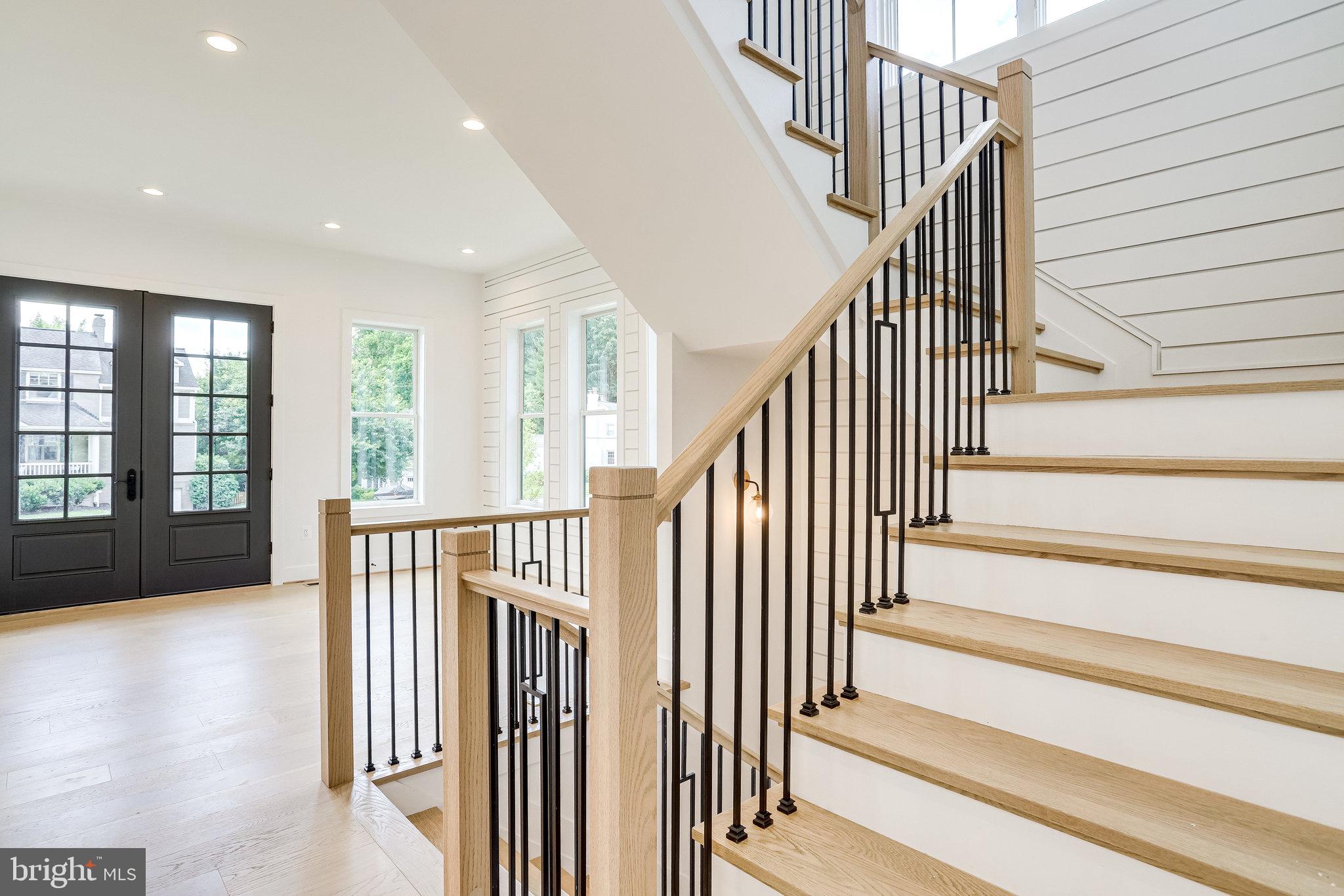 COUNTRY CLUB MANOR - Residential