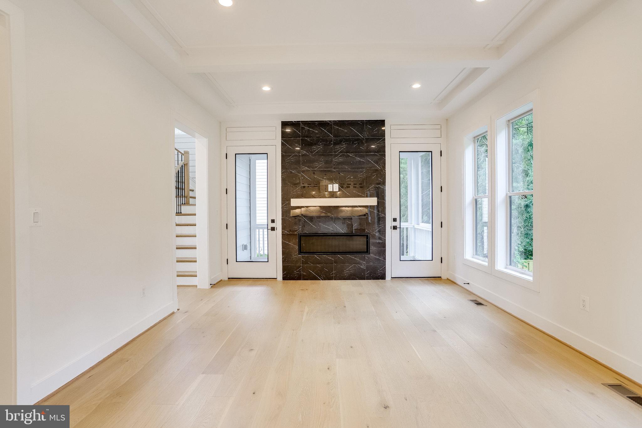 COUNTRY CLUB MANOR - Residential