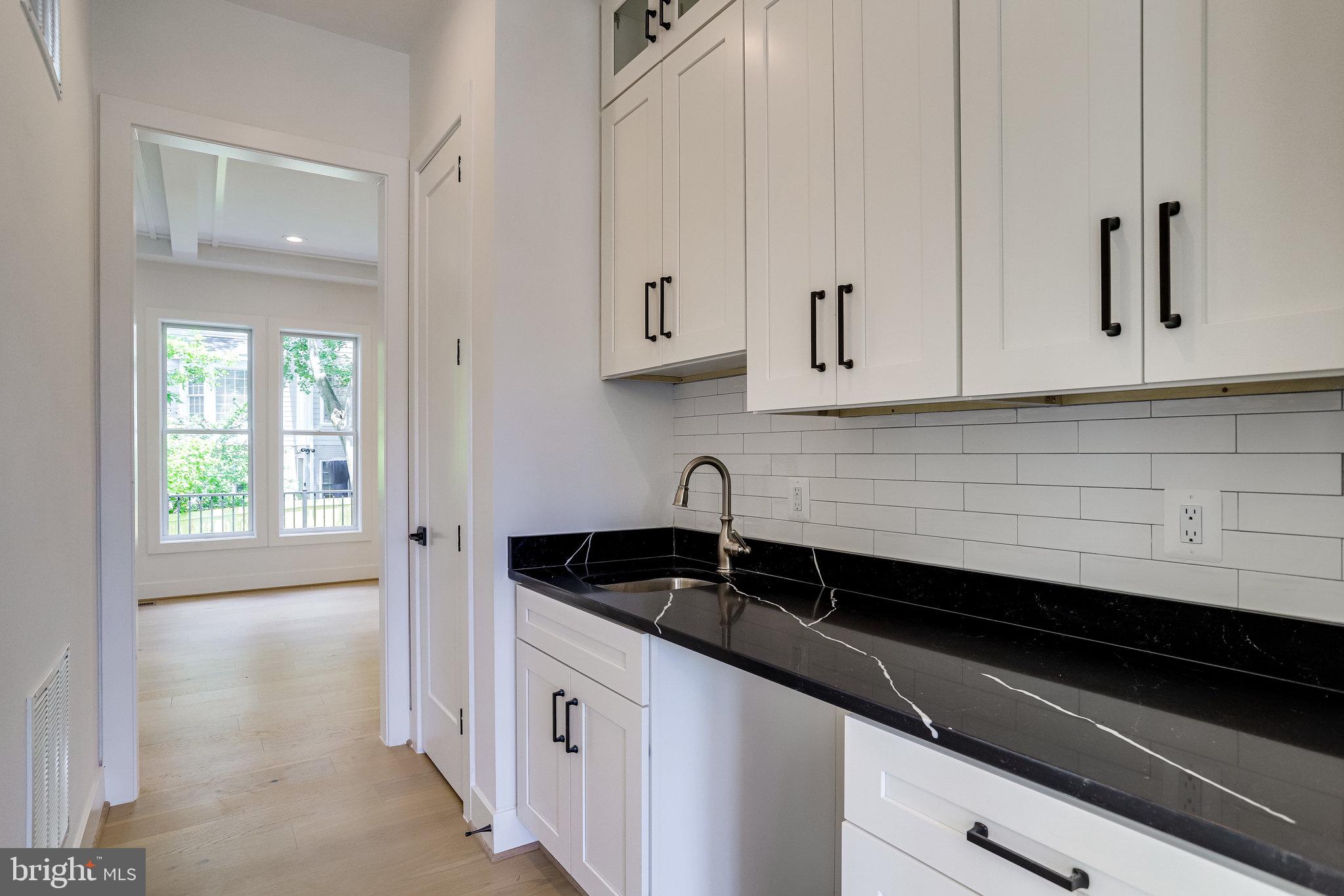 COUNTRY CLUB MANOR - Residential