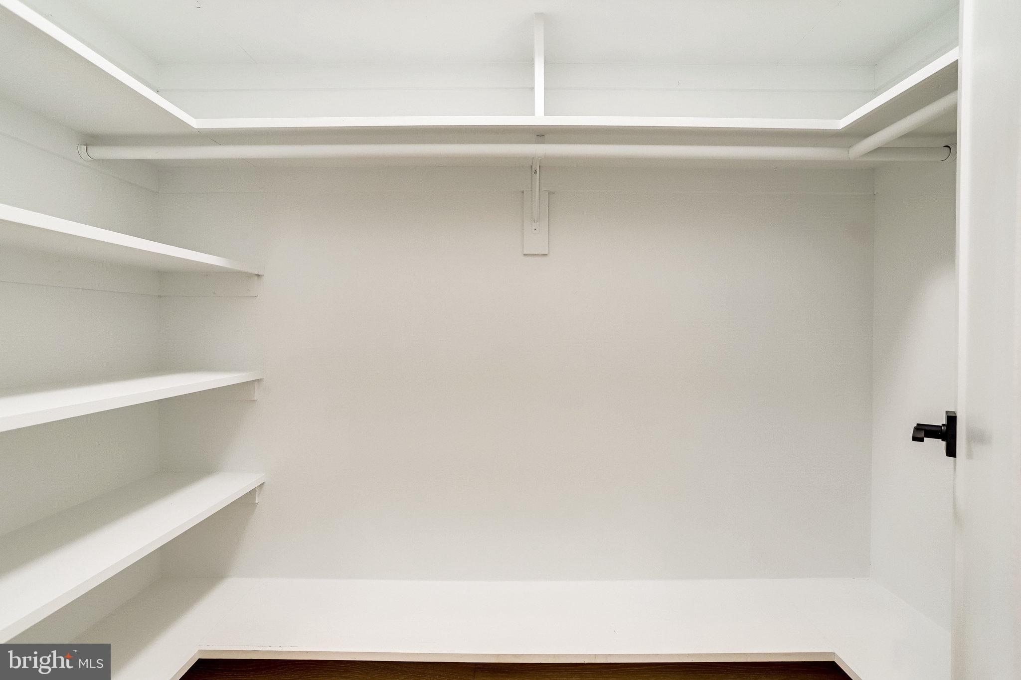 COUNTRY CLUB MANOR - Residential