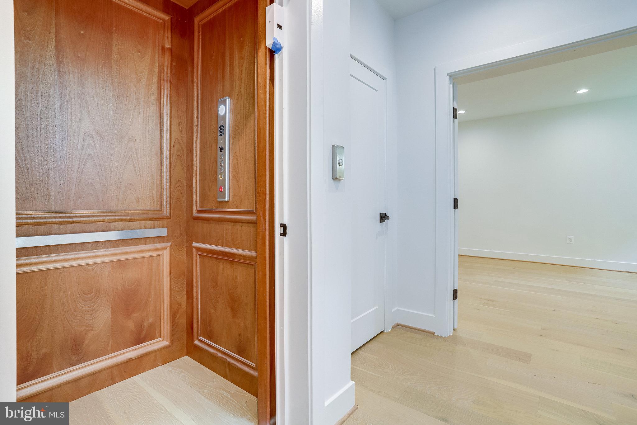 COUNTRY CLUB MANOR - Residential