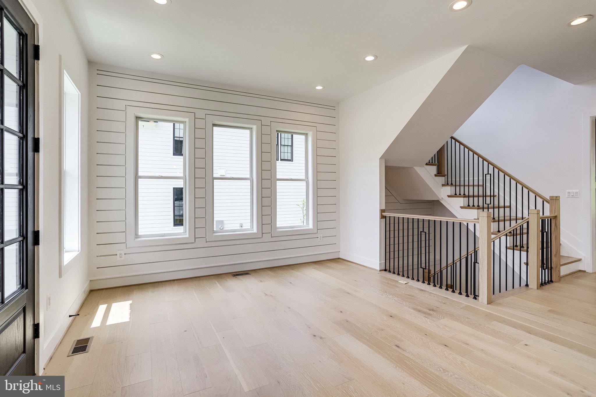 COUNTRY CLUB MANOR - Residential