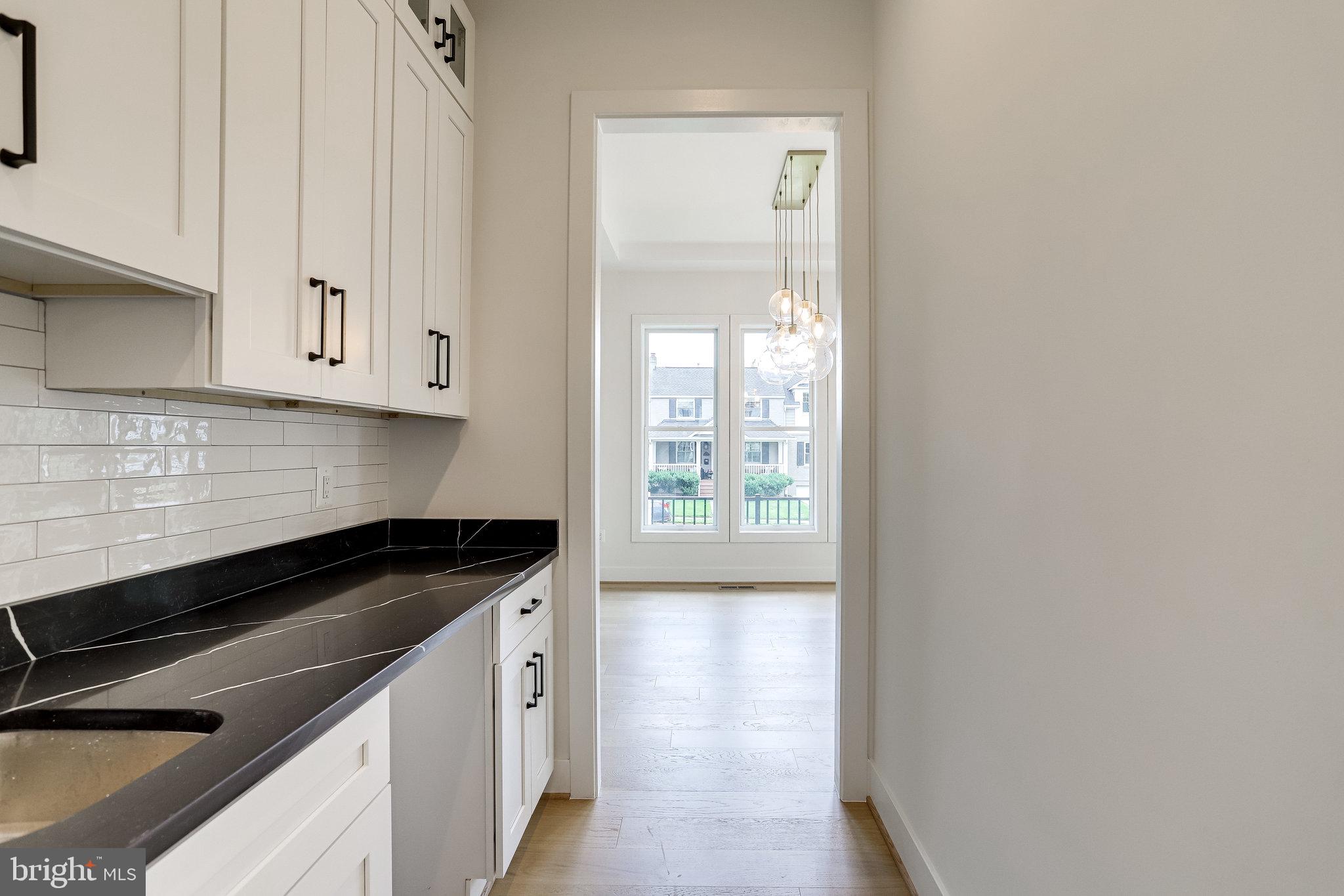 COUNTRY CLUB MANOR - Residential