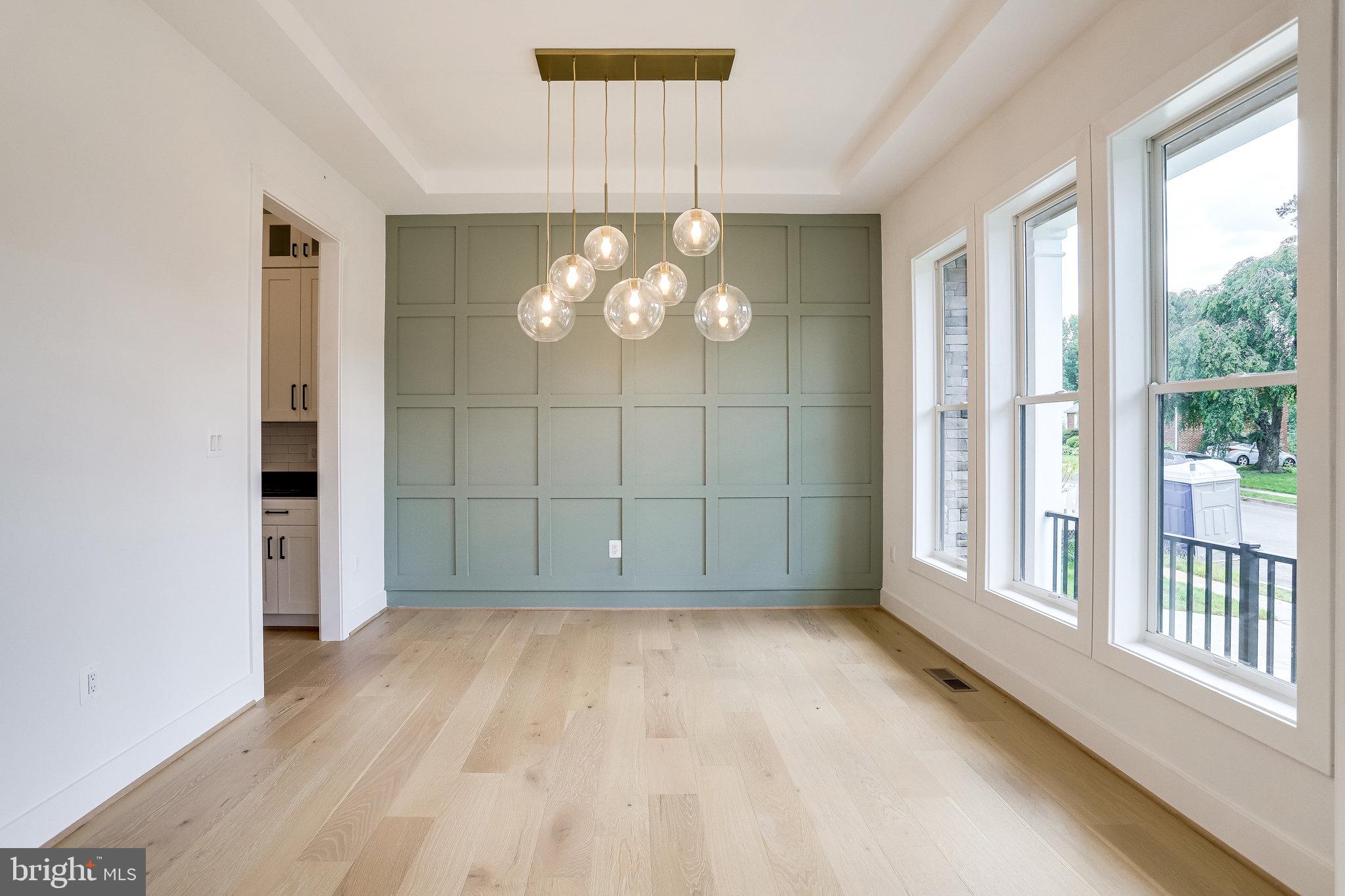 COUNTRY CLUB MANOR - Residential