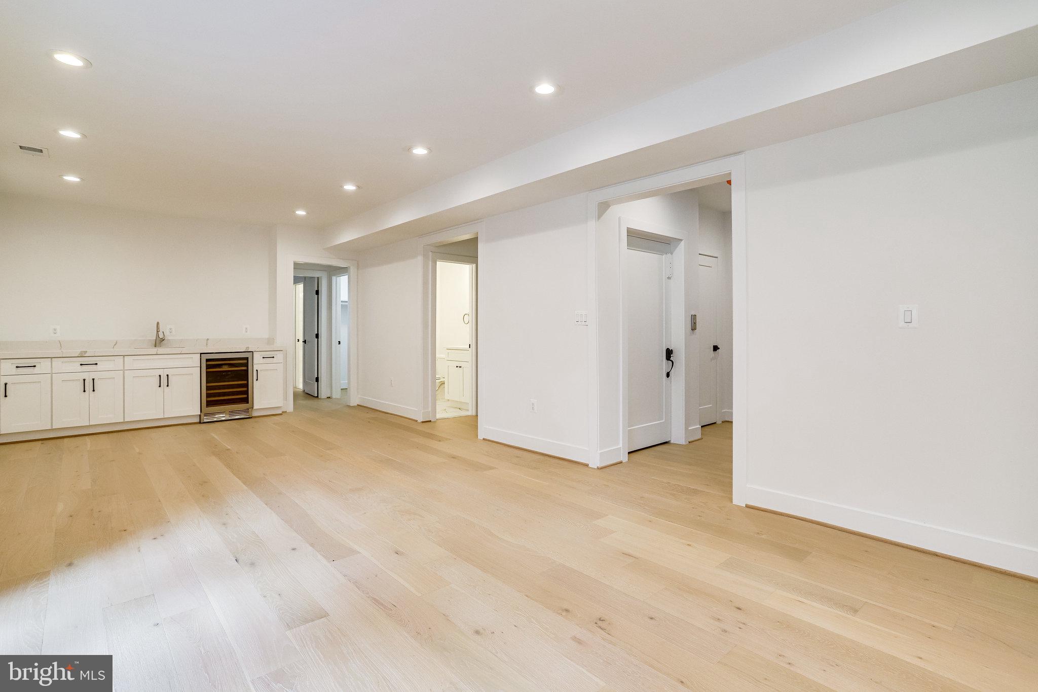 COUNTRY CLUB MANOR - Residential