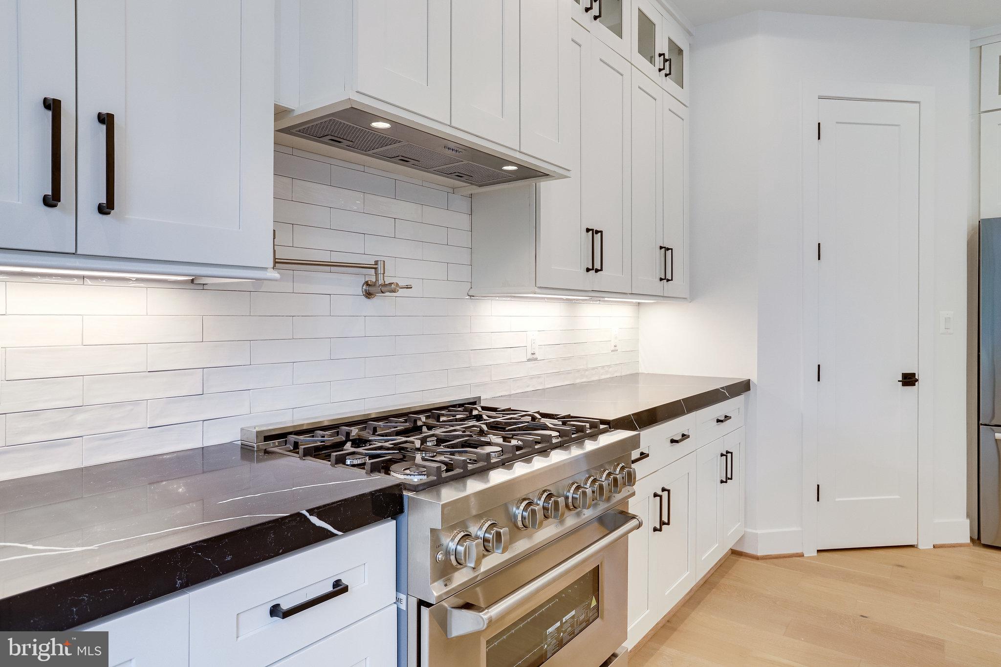 COUNTRY CLUB MANOR - Residential