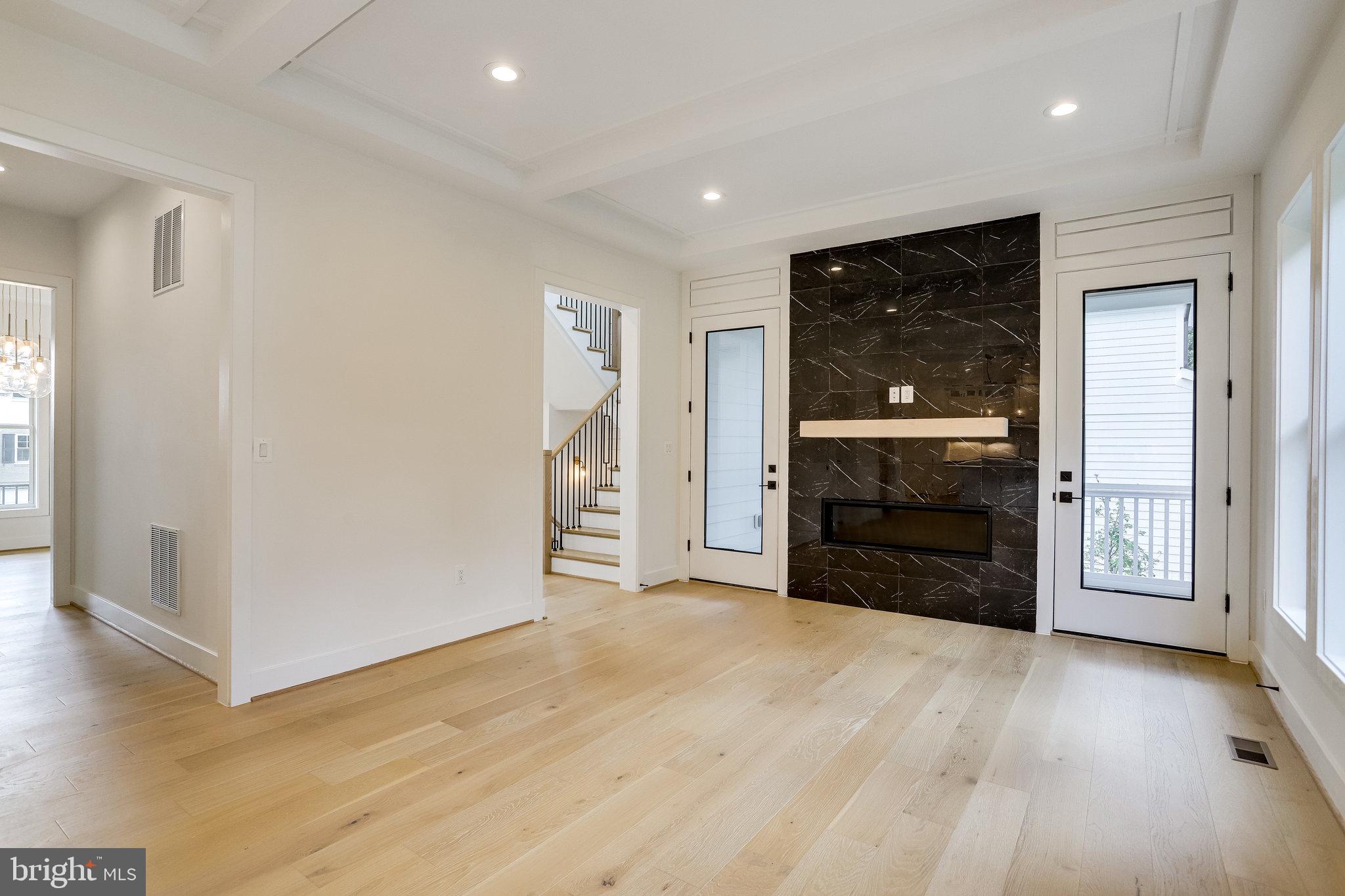 COUNTRY CLUB MANOR - Residential