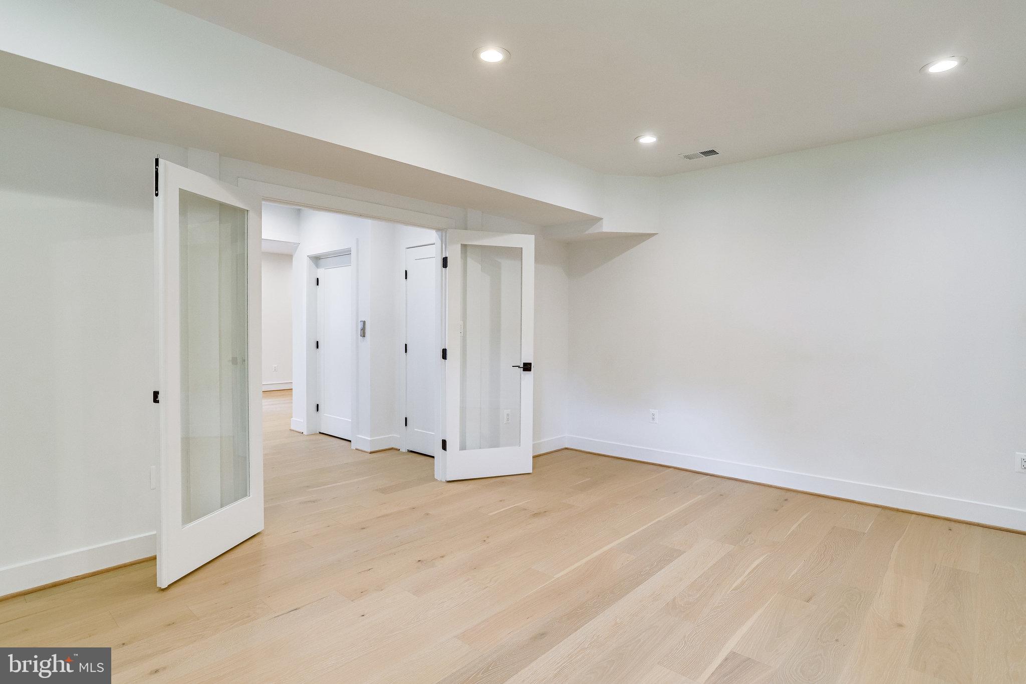 COUNTRY CLUB MANOR - Residential