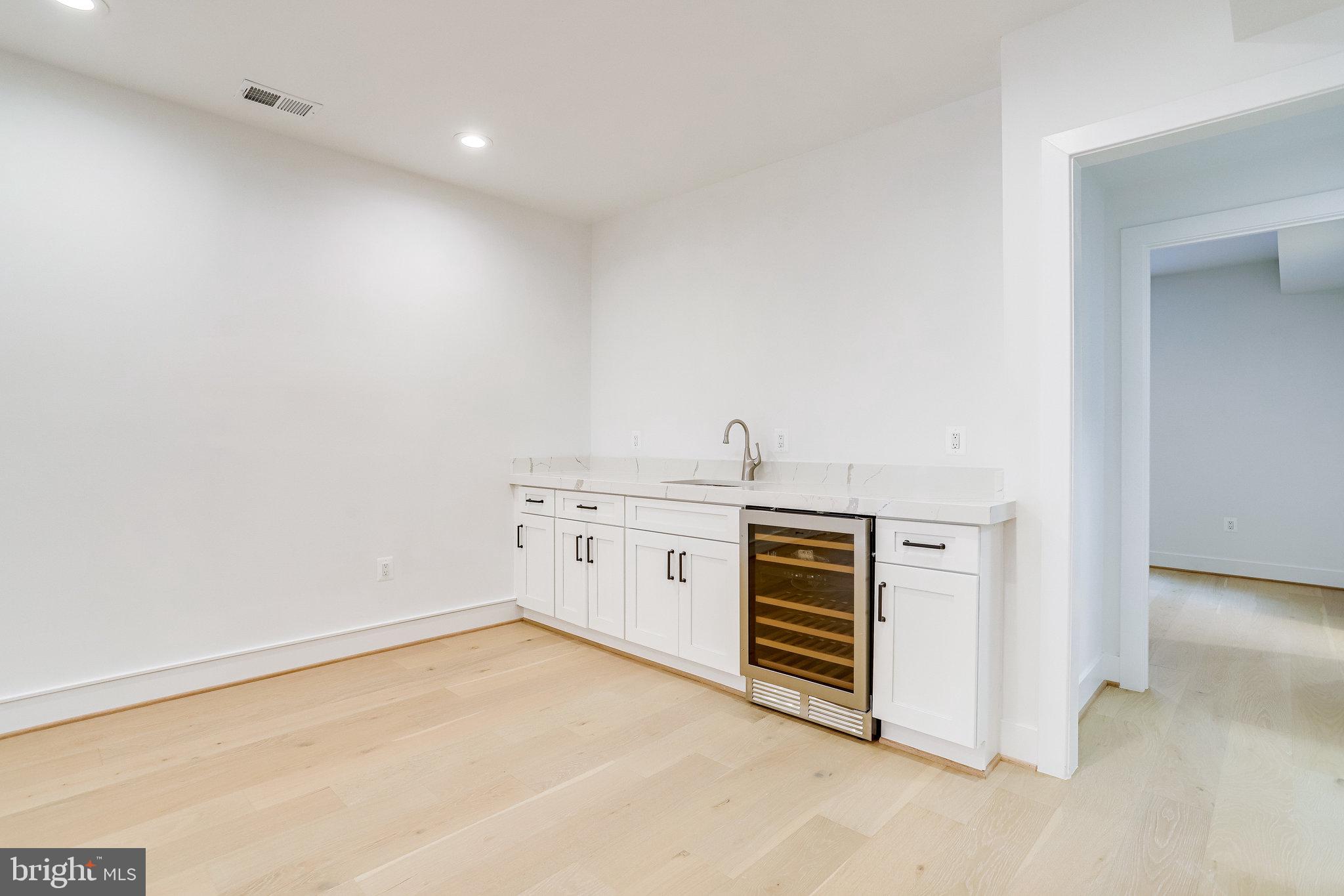 COUNTRY CLUB MANOR - Residential