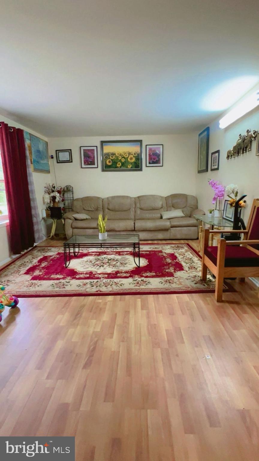 CAPITAL ESTATES - Residential