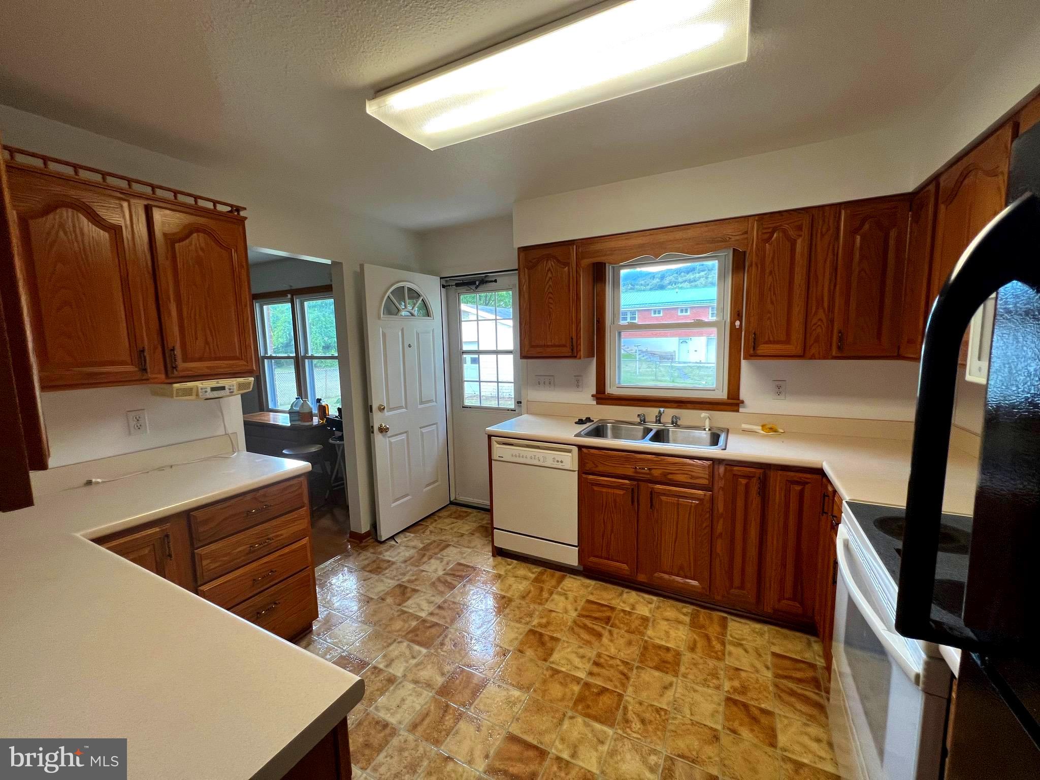 LUDWICK AIRPORT - Residential