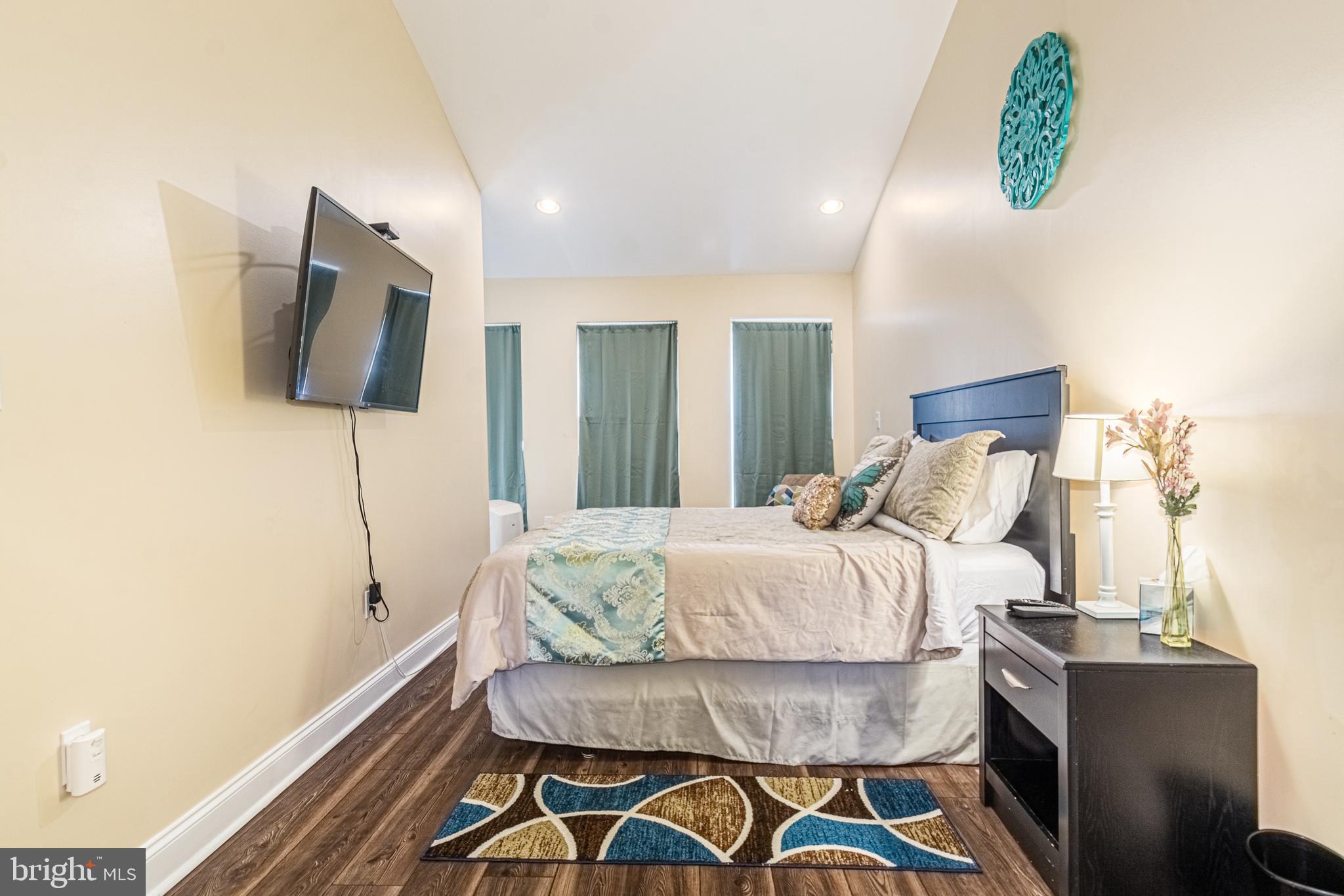 HOLLINS MARKET - Residential