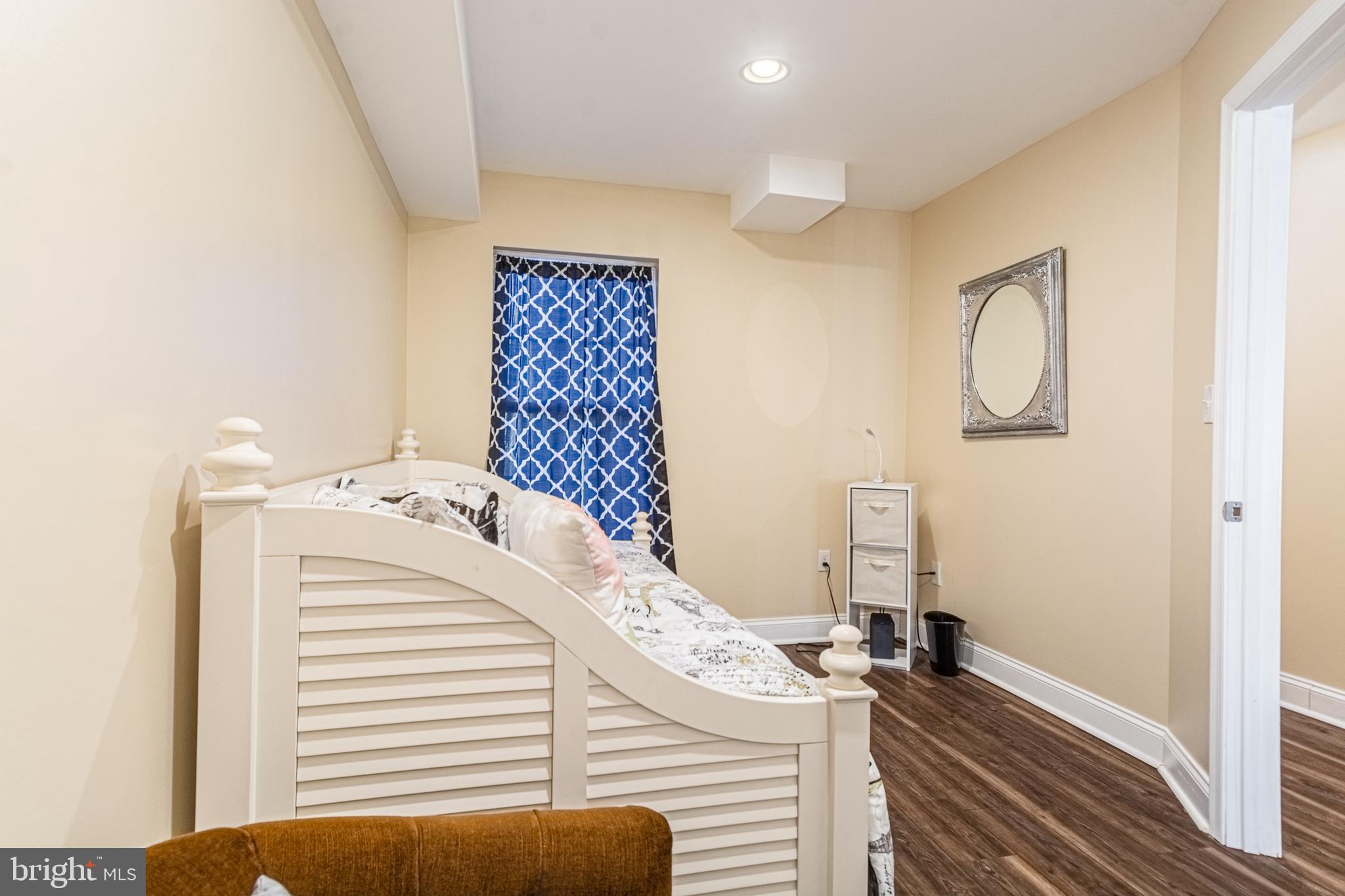 HOLLINS MARKET - Residential