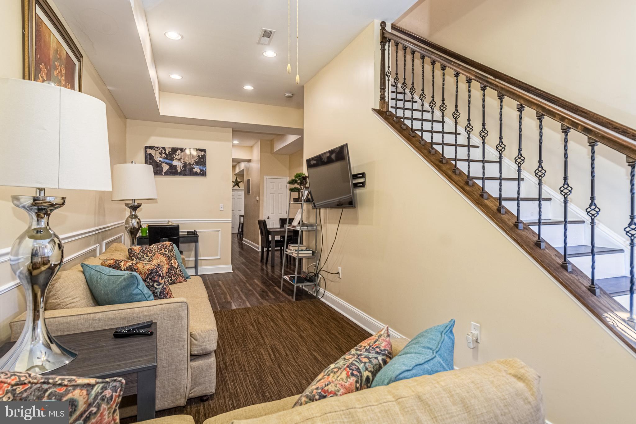 HOLLINS MARKET - Residential