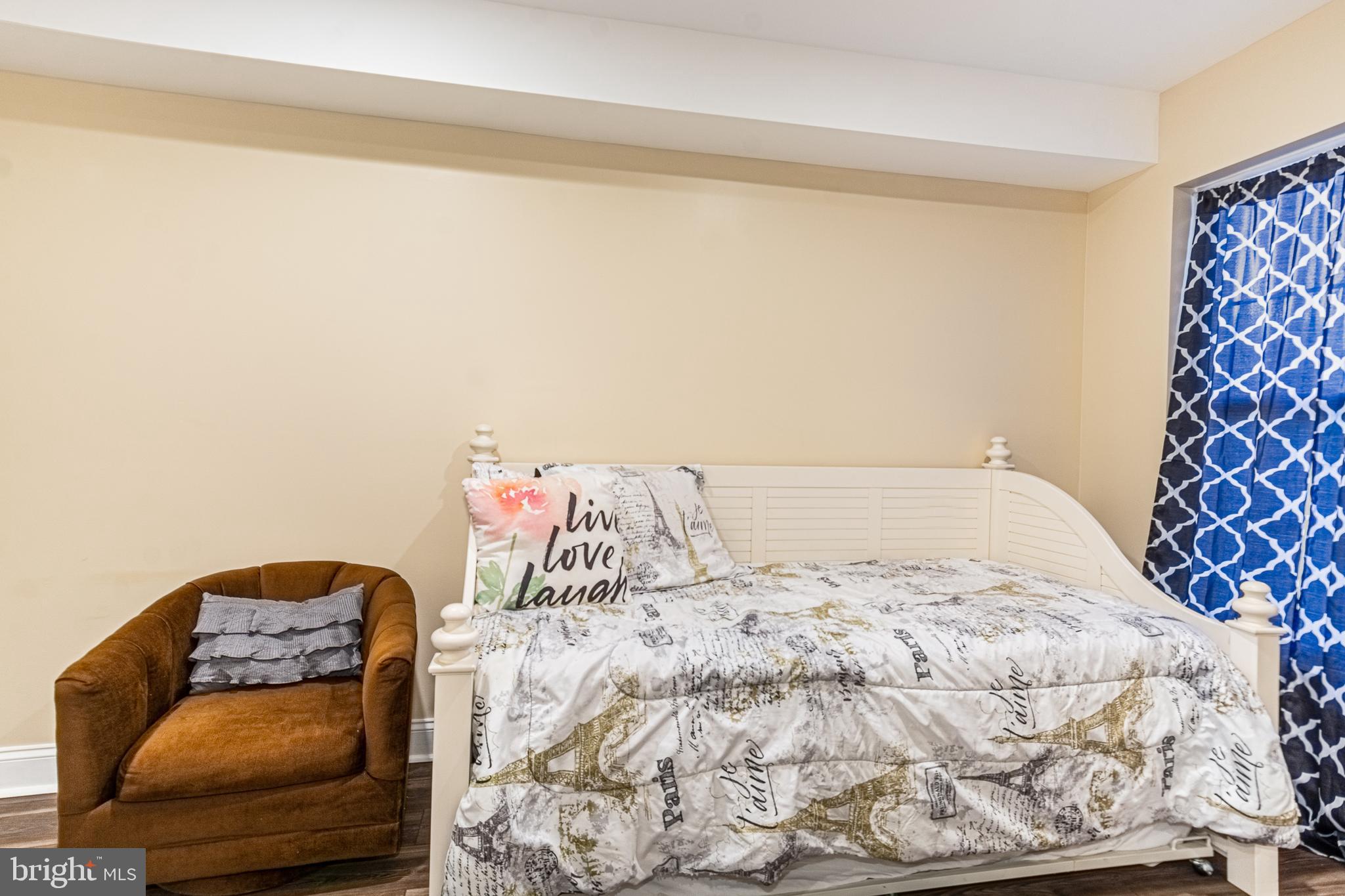 HOLLINS MARKET - Residential