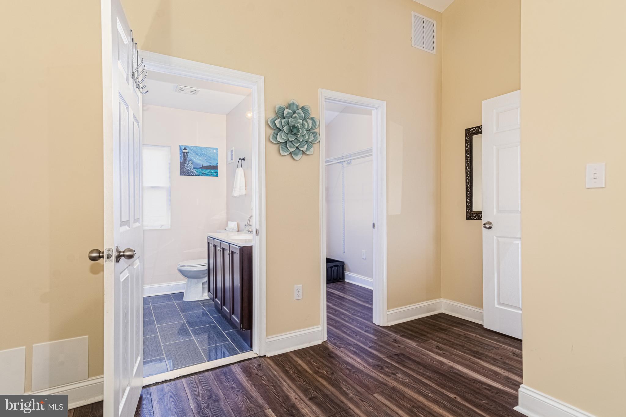 HOLLINS MARKET - Residential