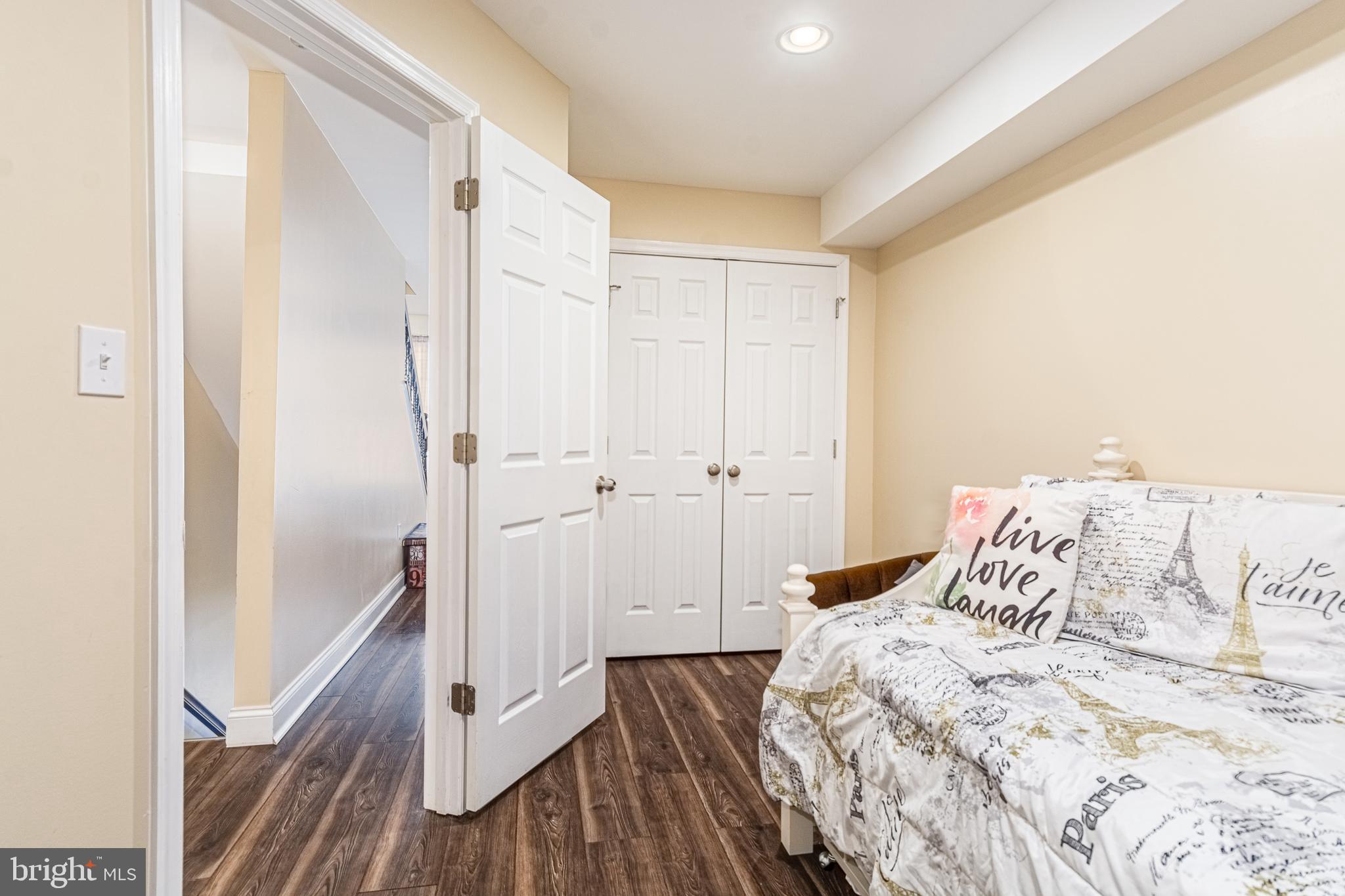 HOLLINS MARKET - Residential