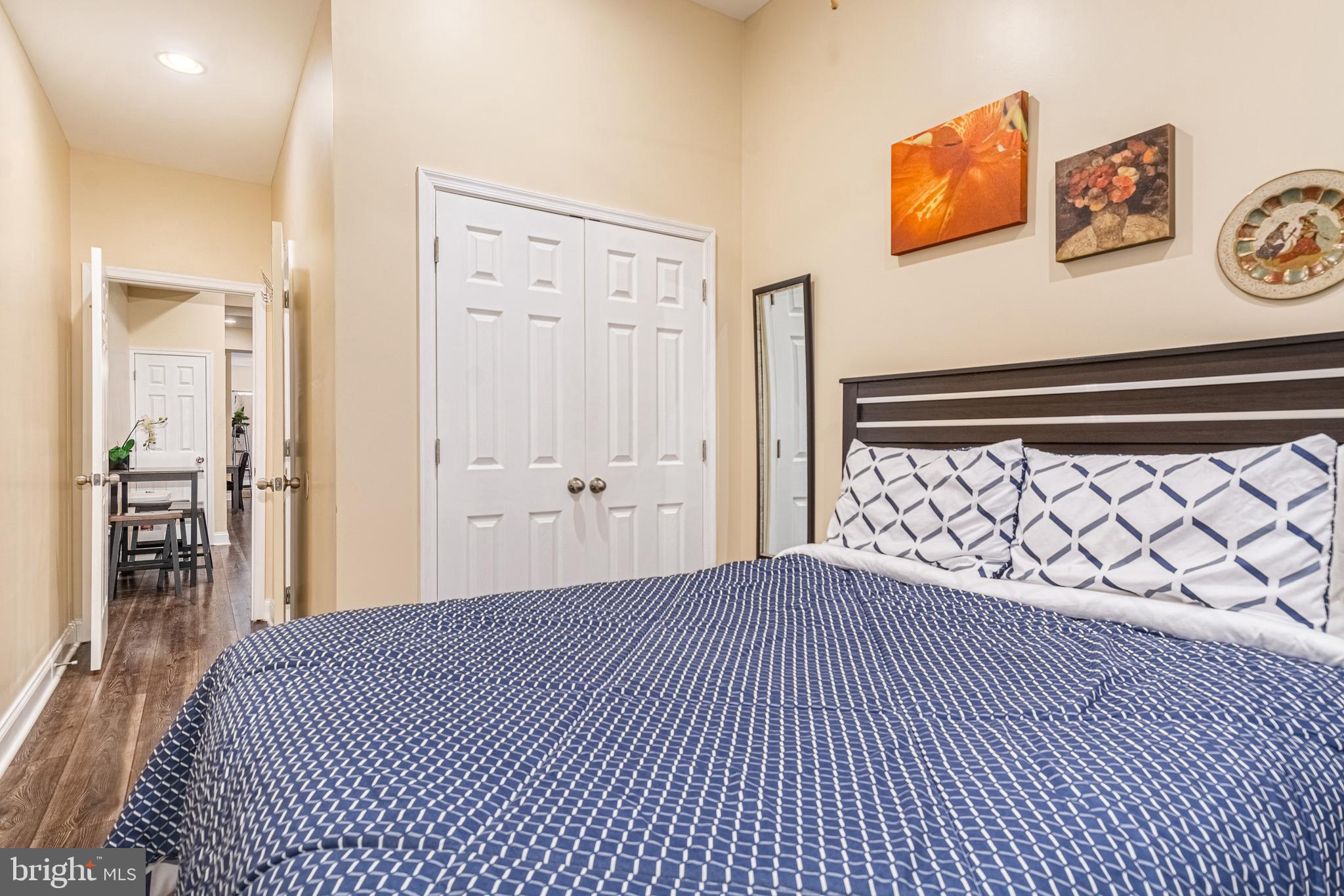 HOLLINS MARKET - Residential