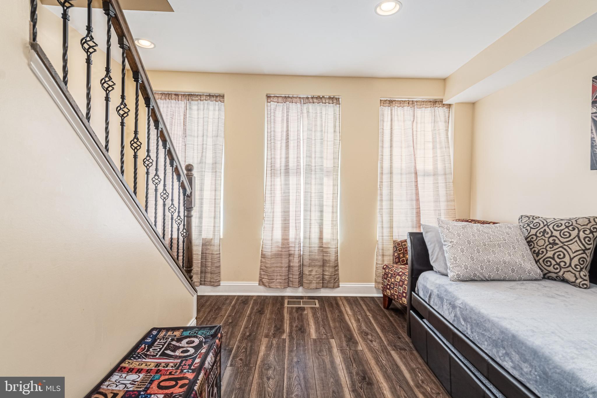 HOLLINS MARKET - Residential