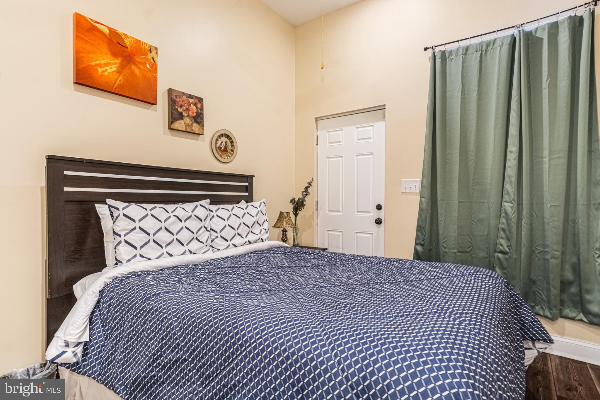 HOLLINS MARKET - Residential