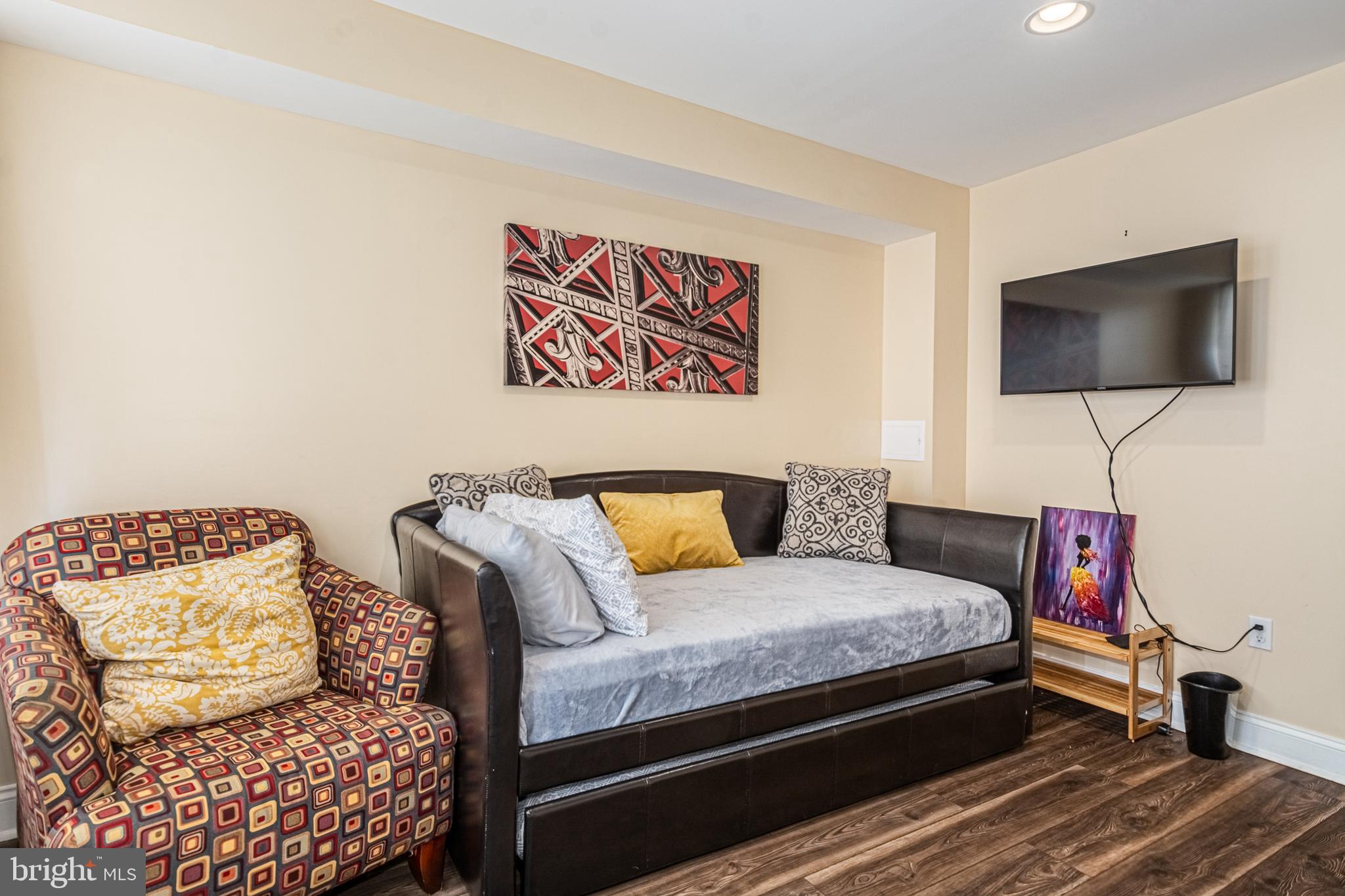 HOLLINS MARKET - Residential