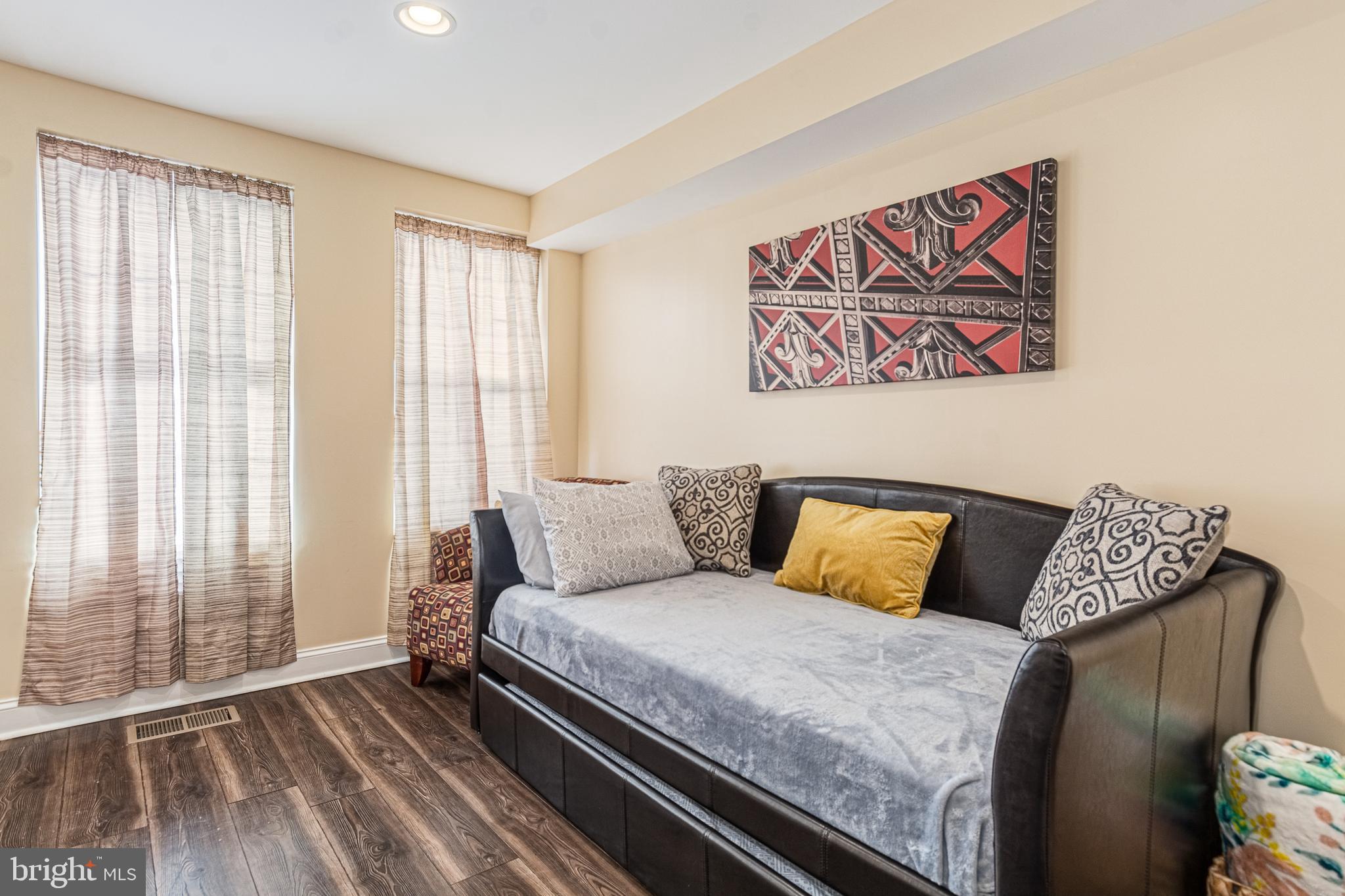 HOLLINS MARKET - Residential