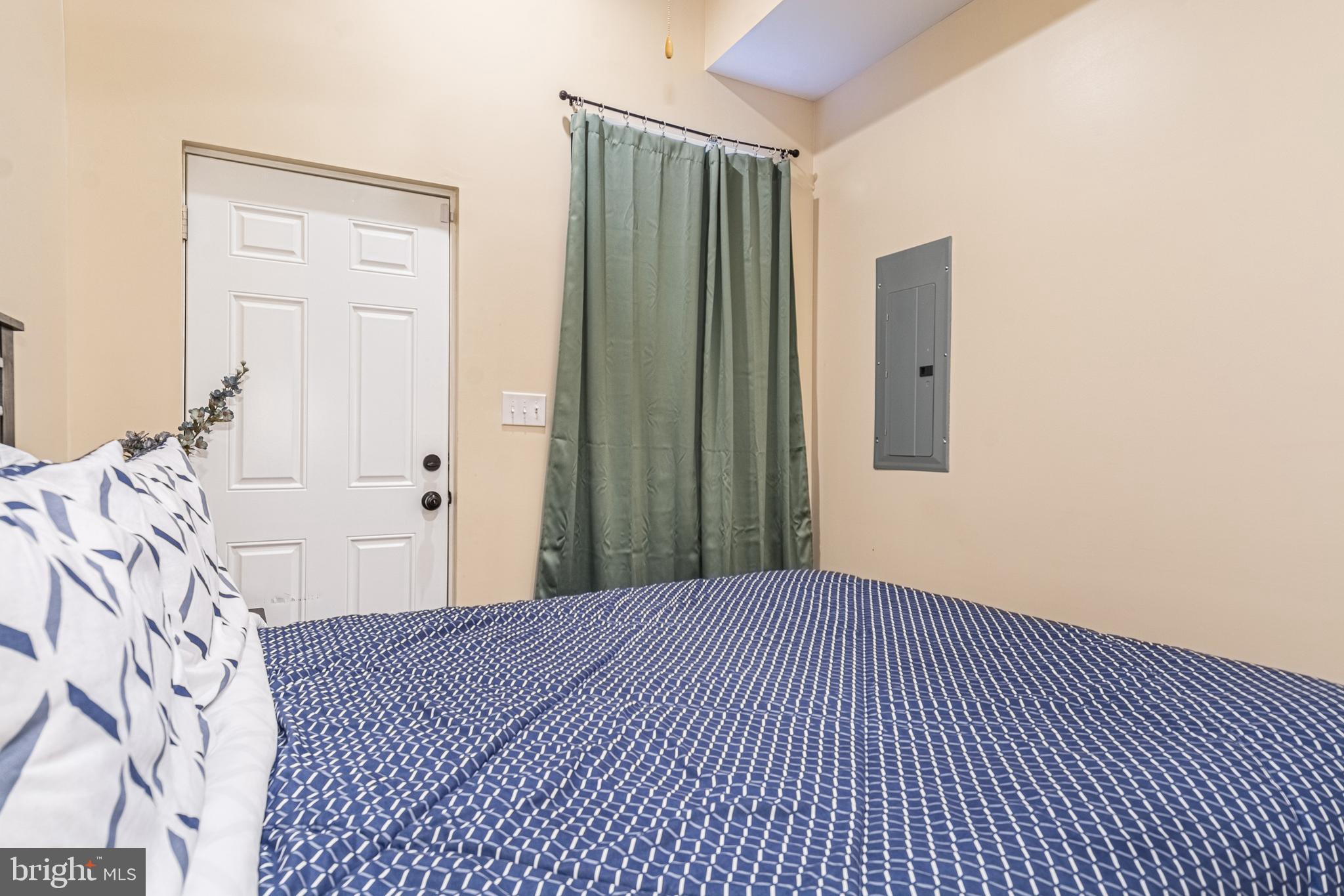 HOLLINS MARKET - Residential