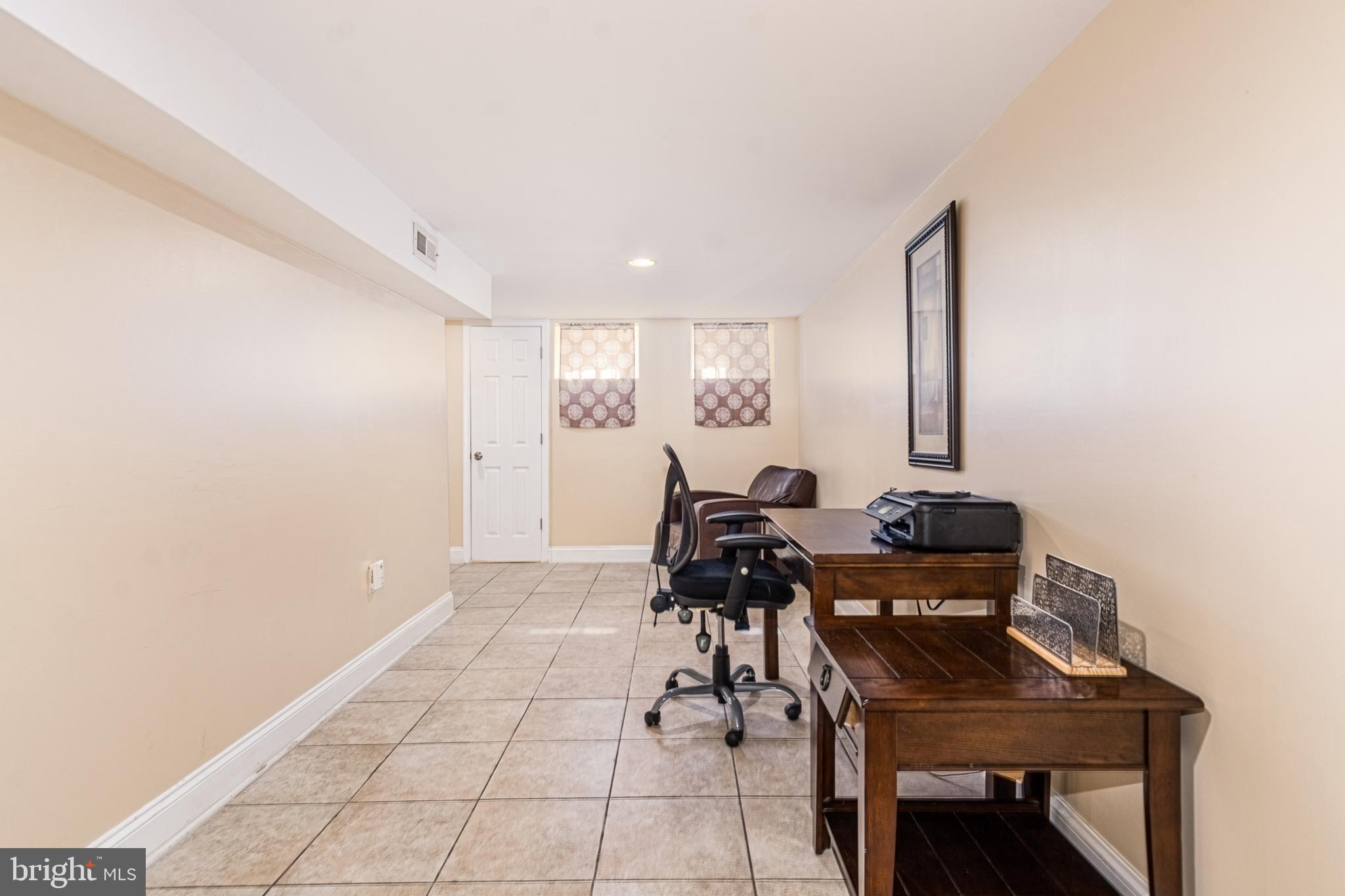 HOLLINS MARKET - Residential