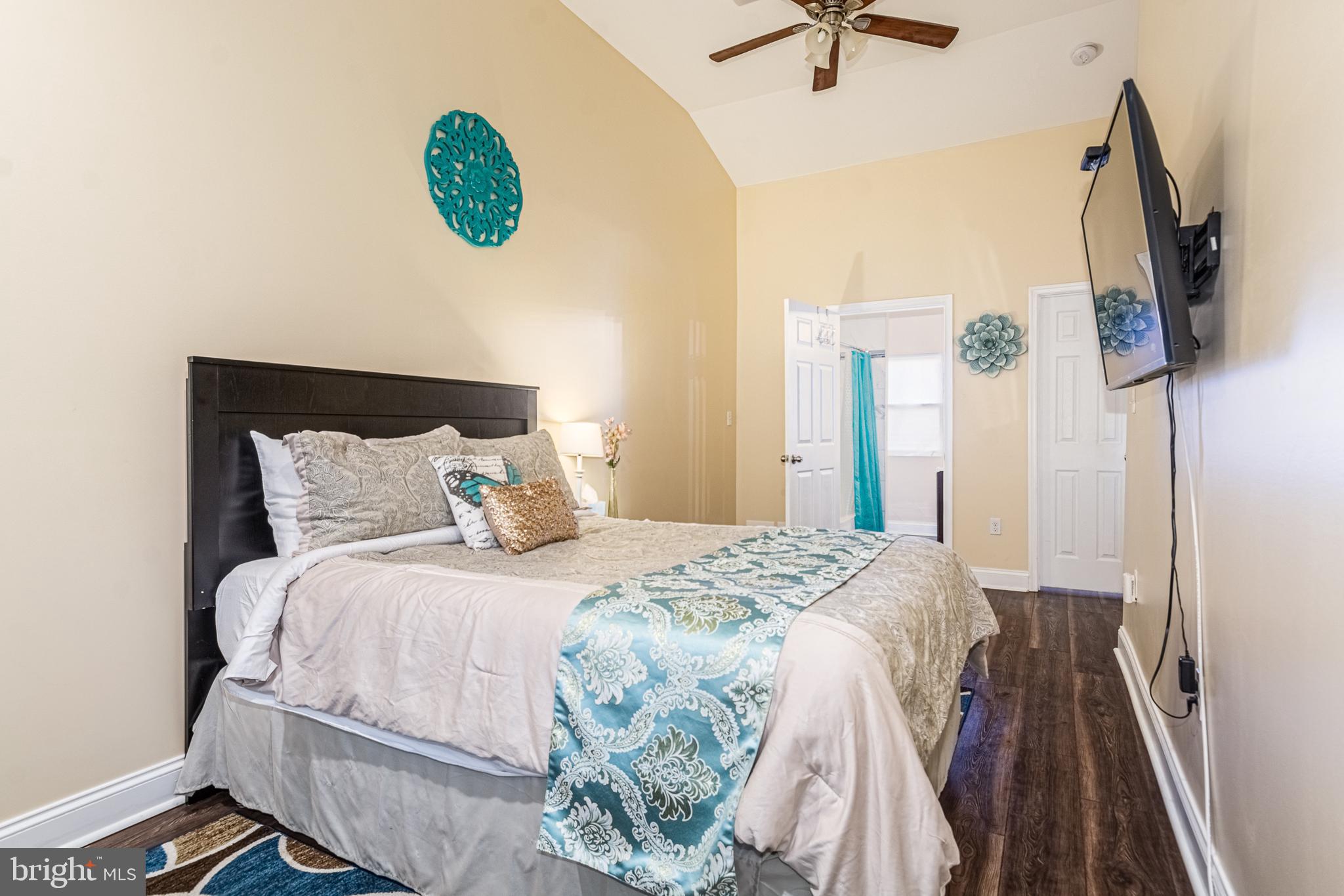 HOLLINS MARKET - Residential