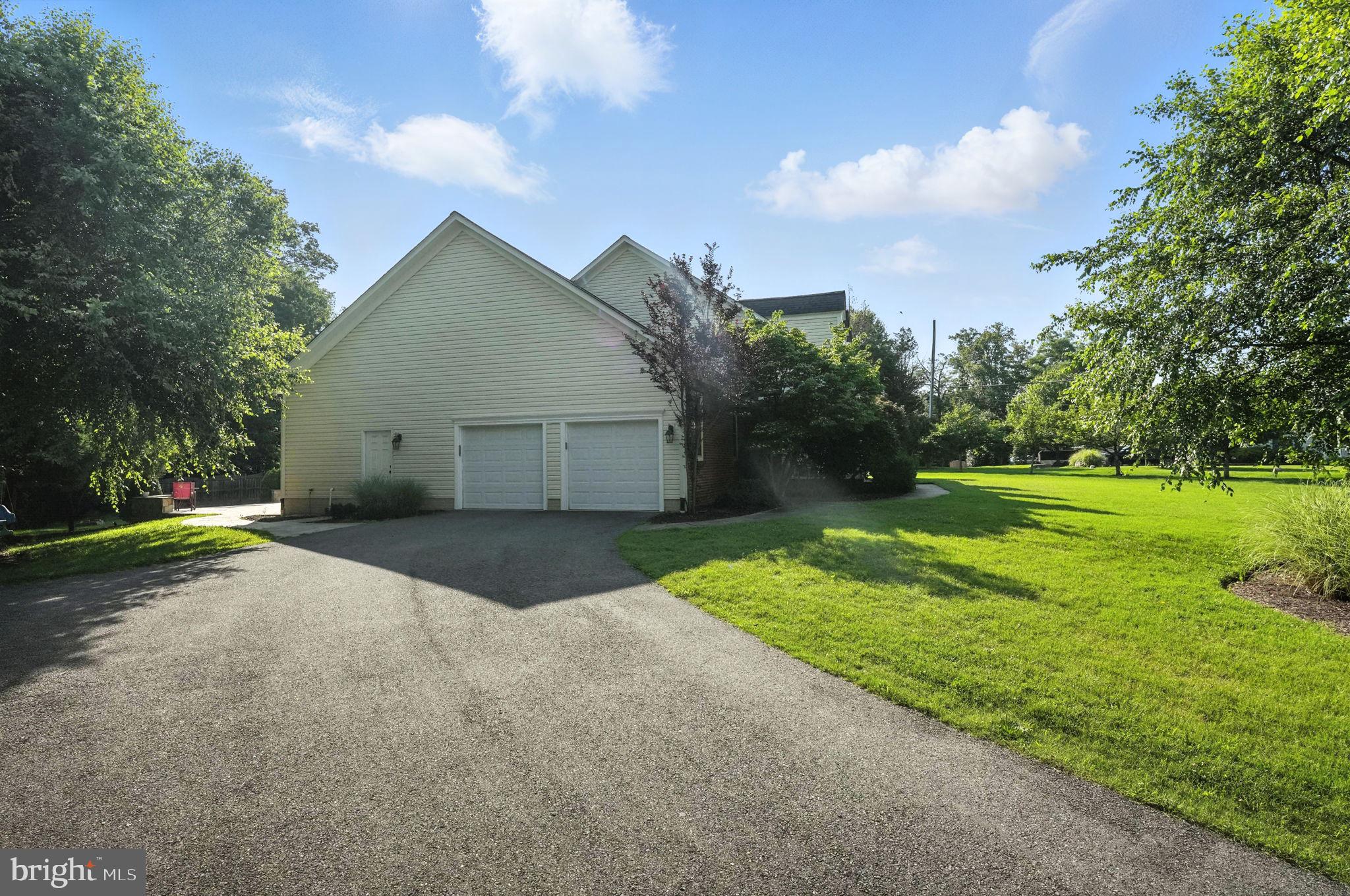 5611 EDGEMONT DRIVE