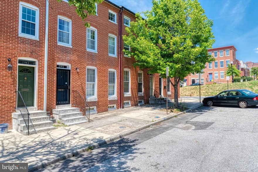 TOWN HOUSE IN HISTORIC UPPER FELLS, WASHINGTON HILL HOME!!!  BACK PATIO WITH POTENTIAL GARDEN!!!  UPDATED APPLIANCES, KITCHEN WITH DINNING AREA!! WIDE ROW HOME!!!  PROFESSIONALLY MANAGED!!  LOFT ON TOP LEVEL AND PRIVATE DECK!!!  SCHEDULE YOUR SHOWING TODAY!!!