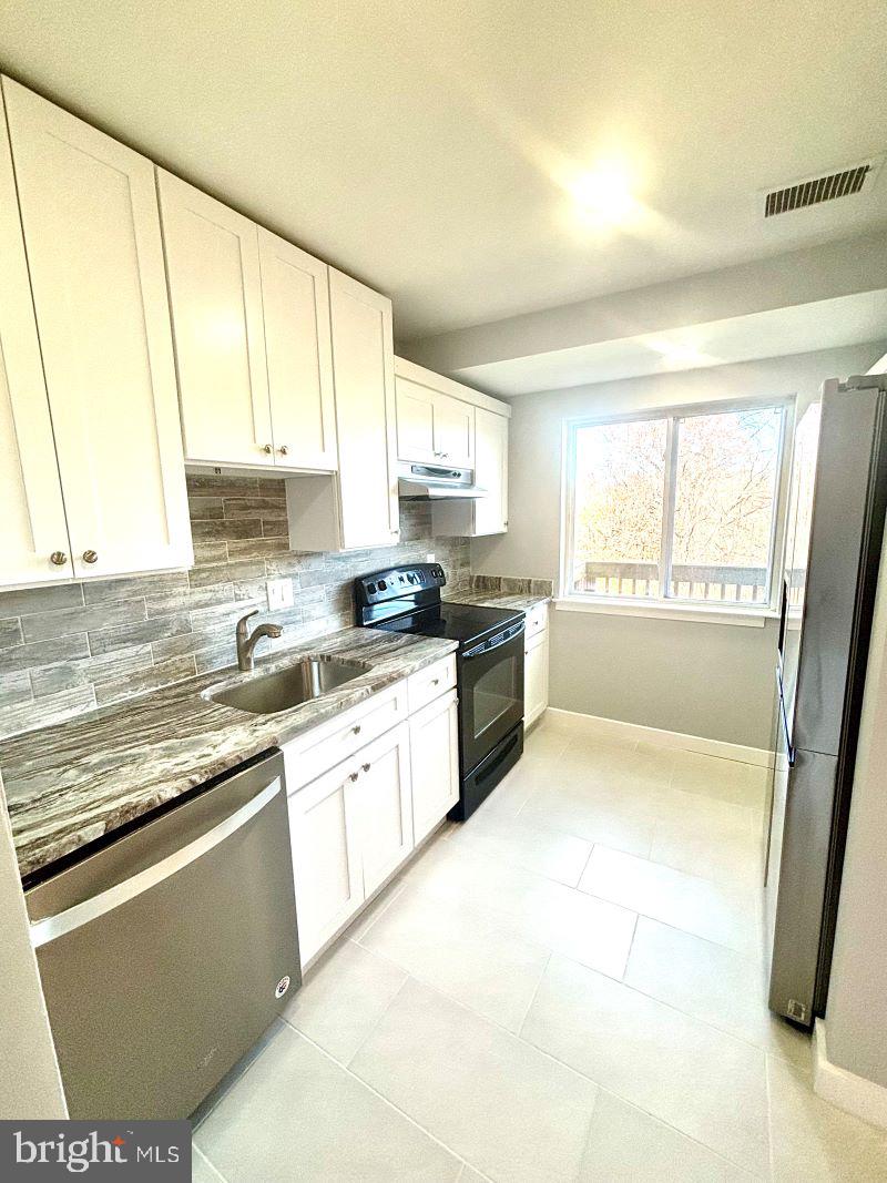 MARYLAND PLACE - Residential Lease