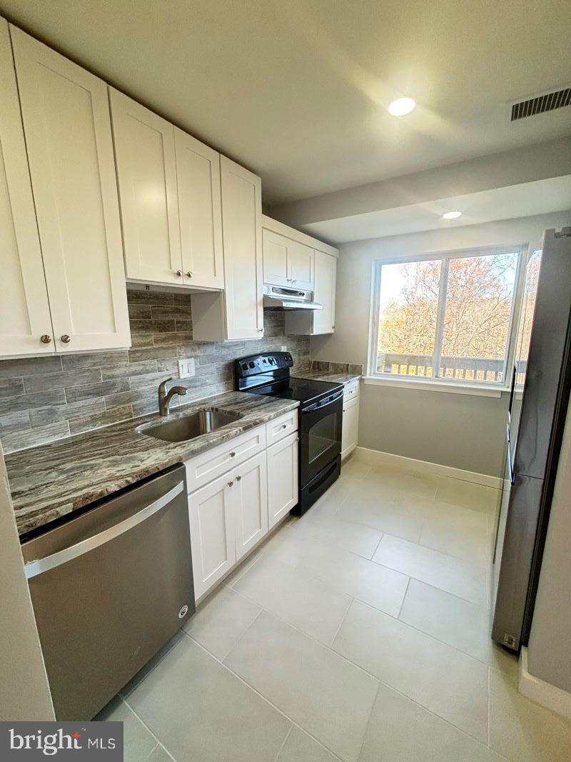 MARYLAND PLACE - Residential Lease