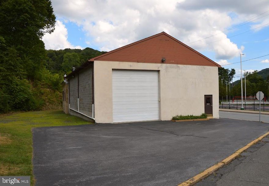 Free standing corner lot location in C-4 commercial zoned area.   Former Robert's Sign Company.   There are two sections of the building, a 40' x 50' block building with 14' garage door, 16' ceilings inside with a 600+ square foot finished loft area, built 1981.   There is also a finished office area with direct man door access from the exterior.  The other area of the building is 40' X 26' with  15' ceilings and a 12' garage door.   Both areas of the building are heated.  Large paved parking area with room to expand for possible parking of a tractor trailer.  Sale includes two parcels:  Tax ID #68-13-0032.000 and Tax ID# 68-13-0032.001.  THERE IS A CURRENT TENANT IN THE 40 x 50 BLOCK BUILDING.  TWO YEAR LEASE, ONE YEAR OPTION, THRU DECEMBER 2028.  OWERS WILL SELL WITH LEASE ATTACHED.  Call for details.