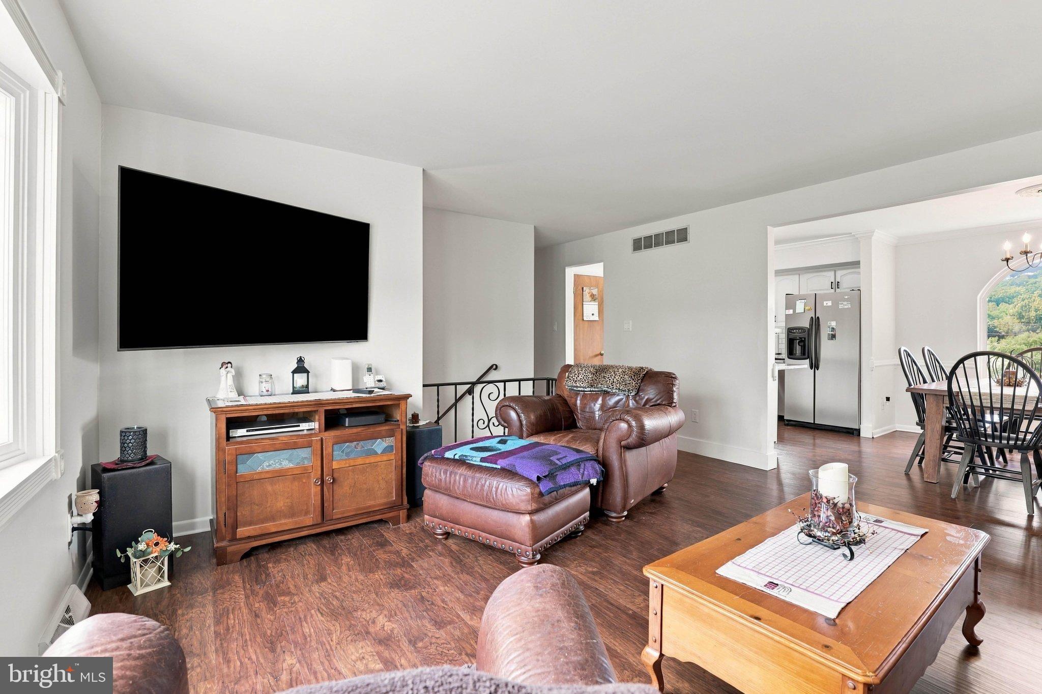 11 BIRDSFOOT DRIVE